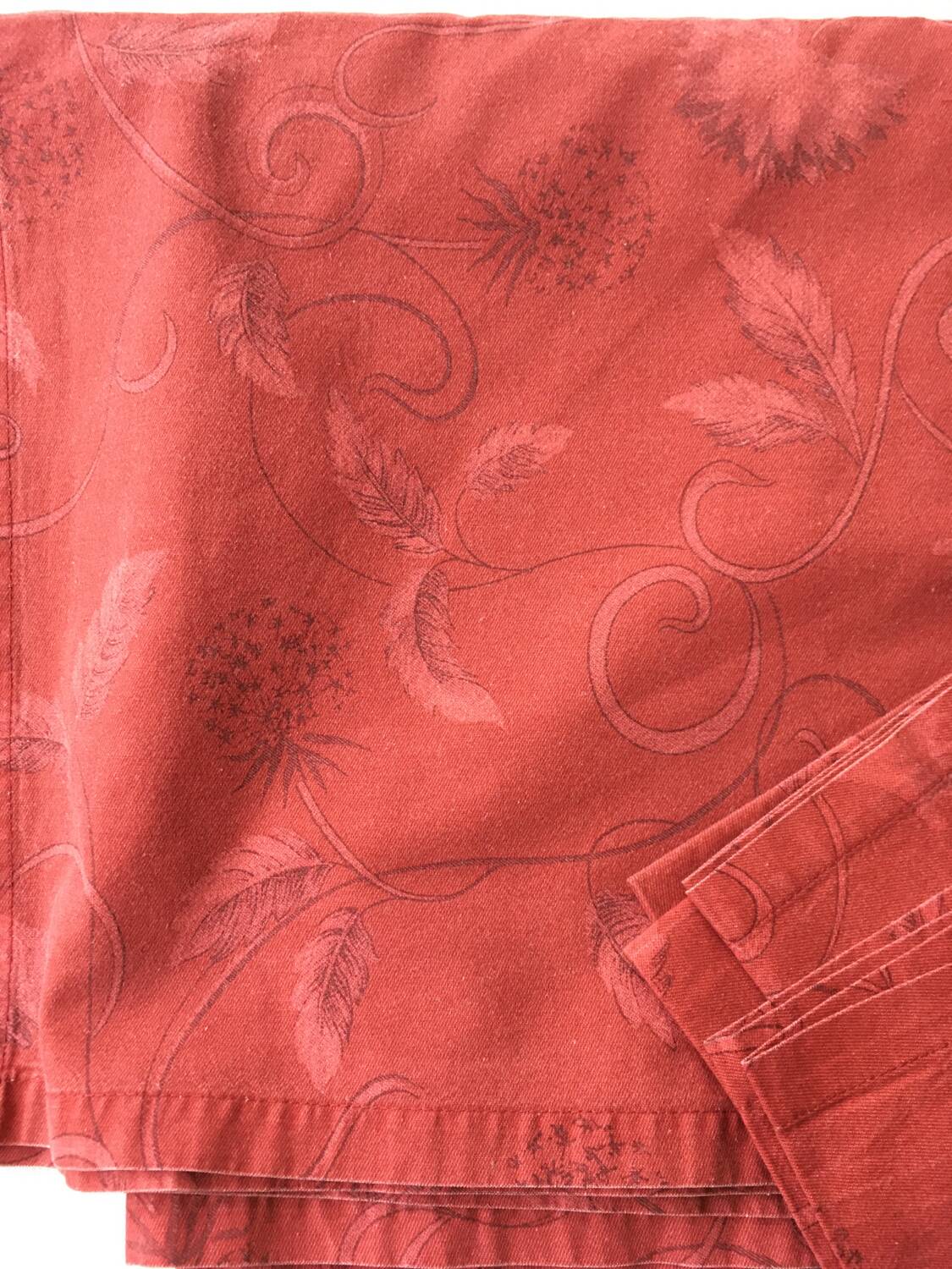 Large red tablecloth for 8 places and napkins