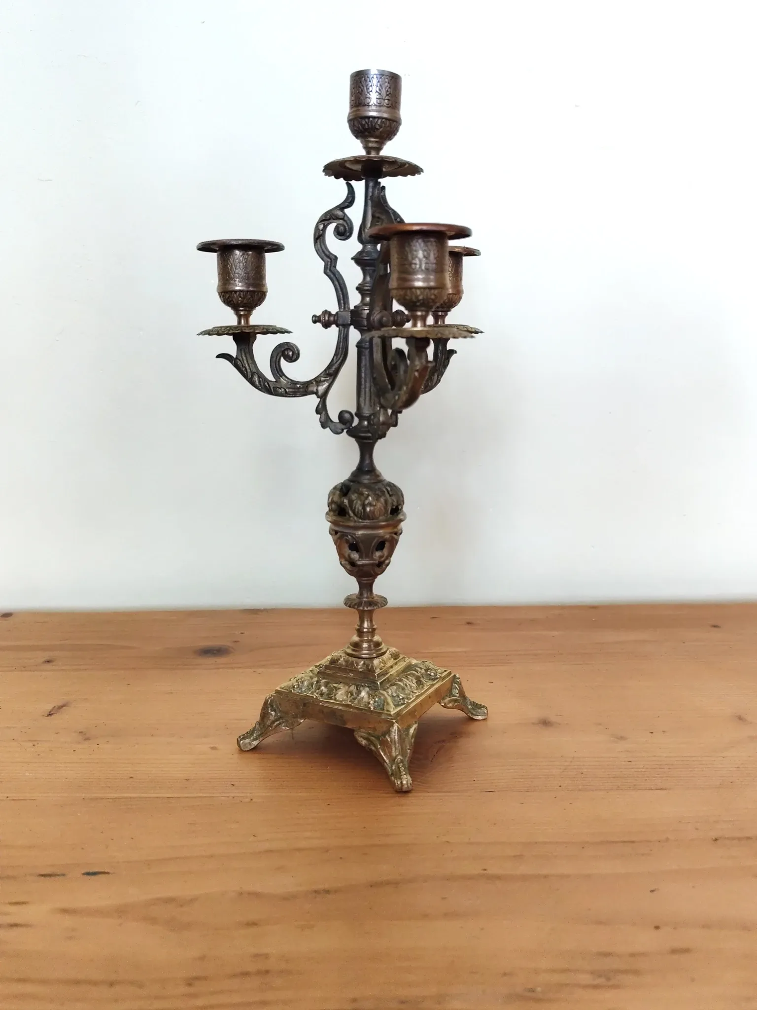 four-light candelabrum in chiselled brass from the 19th century