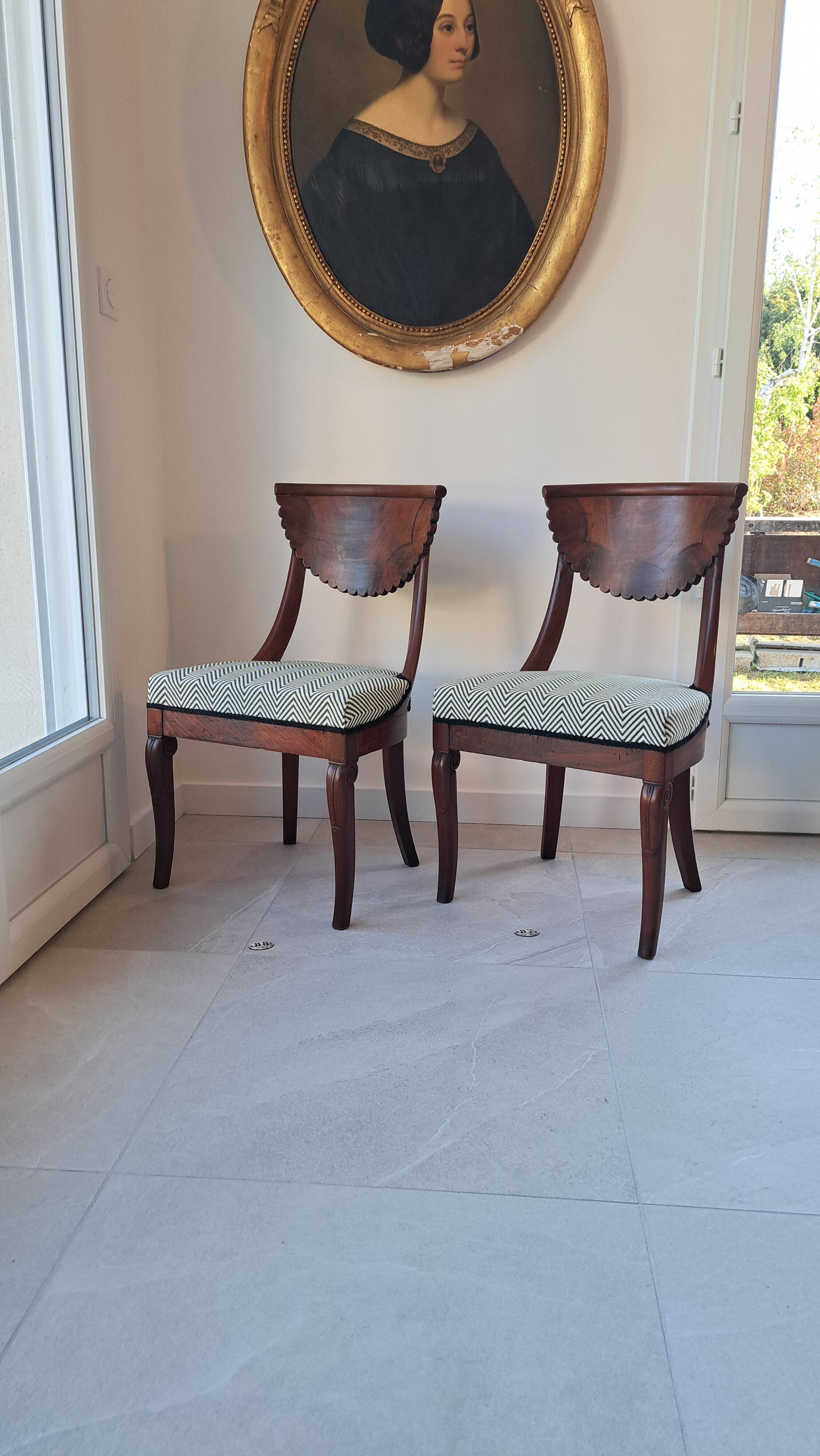 Pair of mahogany gondola chairs – Empire style – 20th century, restored