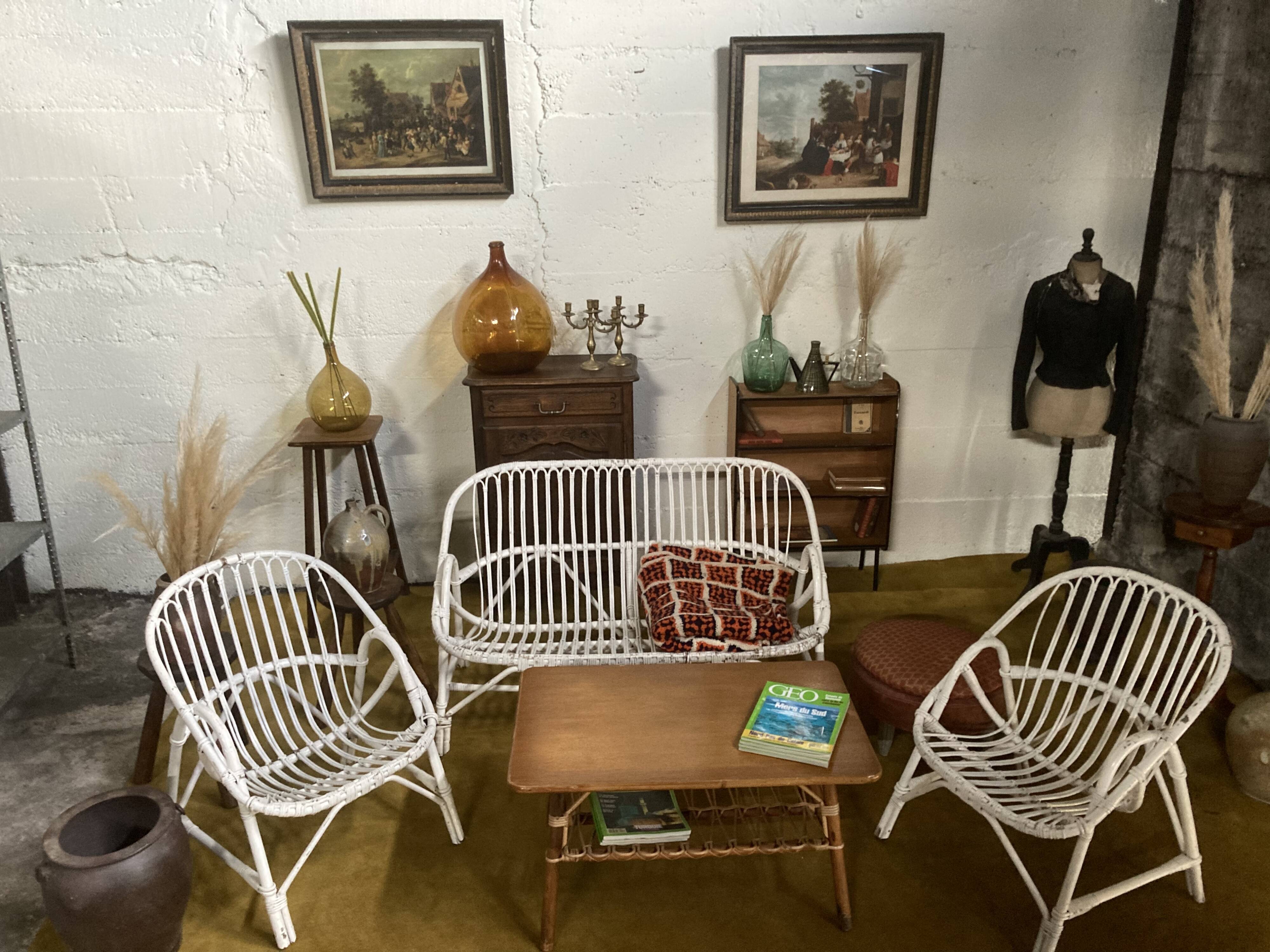 Rattan living room table with review door from the 70
