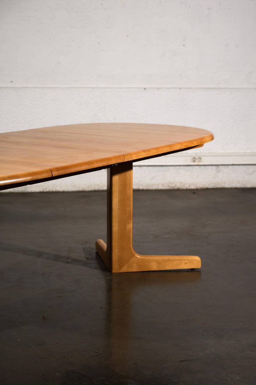 Oval dining table with 2 extensions.
