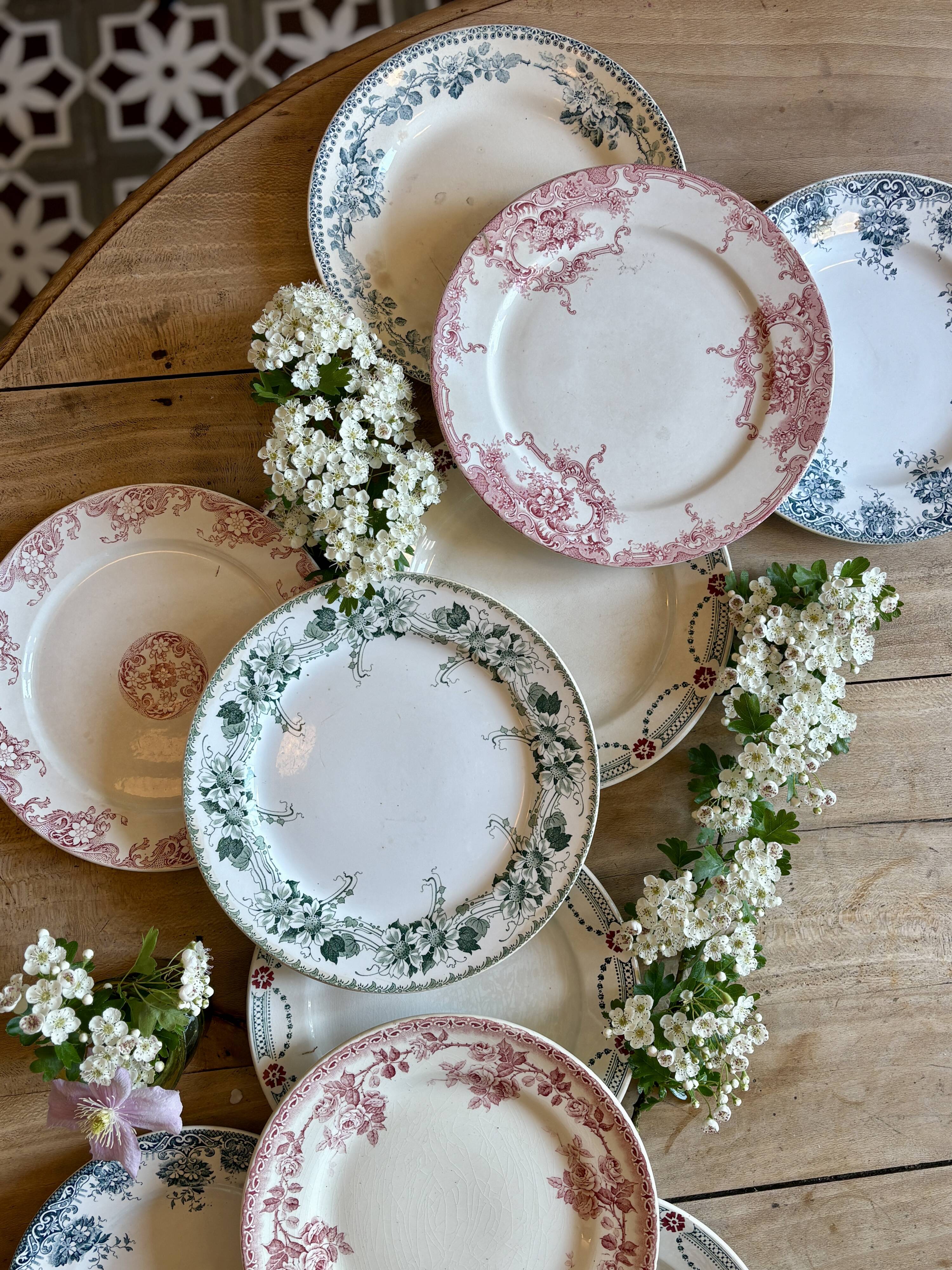 Lot de 10 assiettes plates anciennes en terre de fer dépareillées