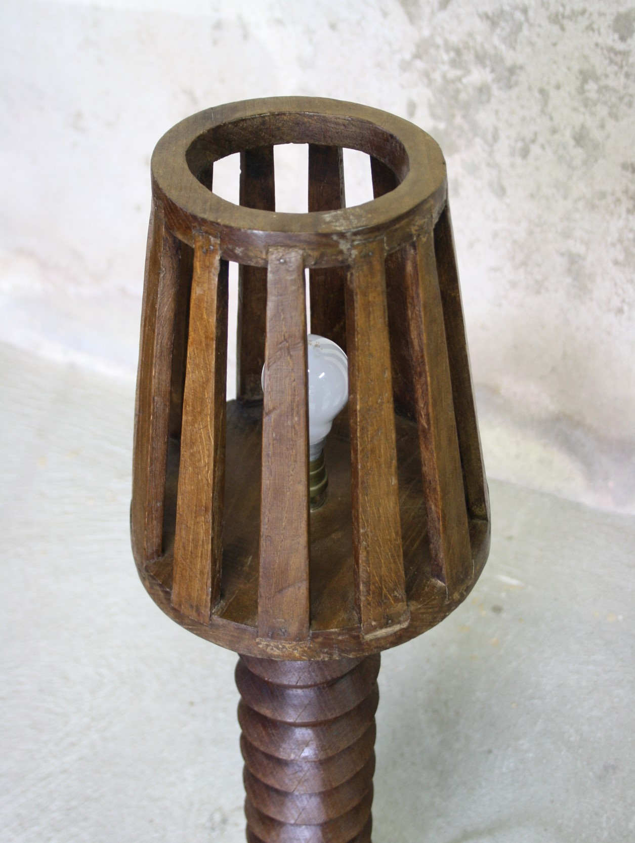 Press screw floor lamp