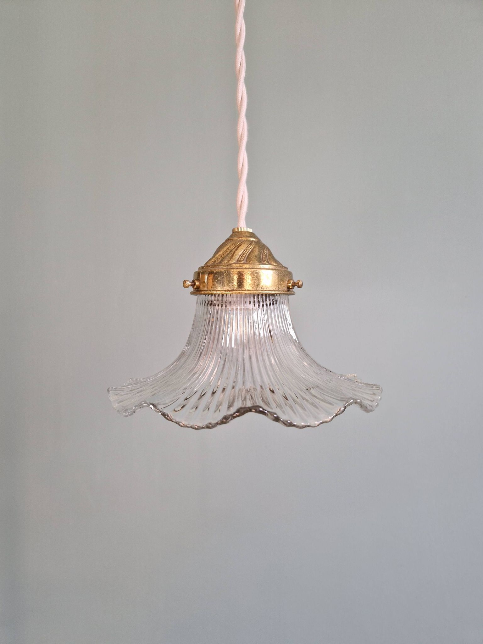 Trio of Art Deco grooved glass pendant lights, 1920s-30s