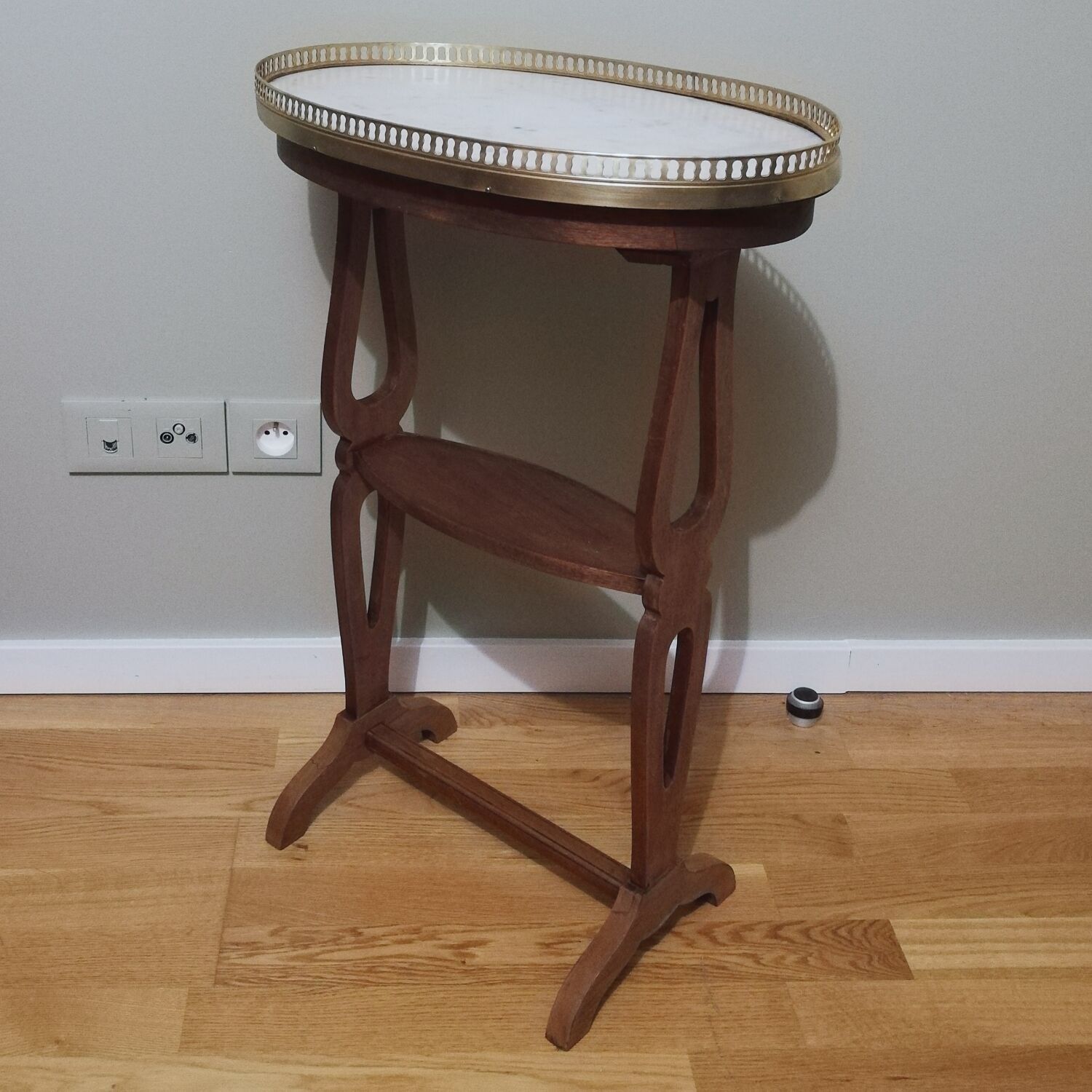 Saddle pedestal table with marble top in Louis XV style