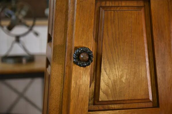 Horloge sur pieds Guillerme et Chambron avec décor faïence par Danikowski 1950’s