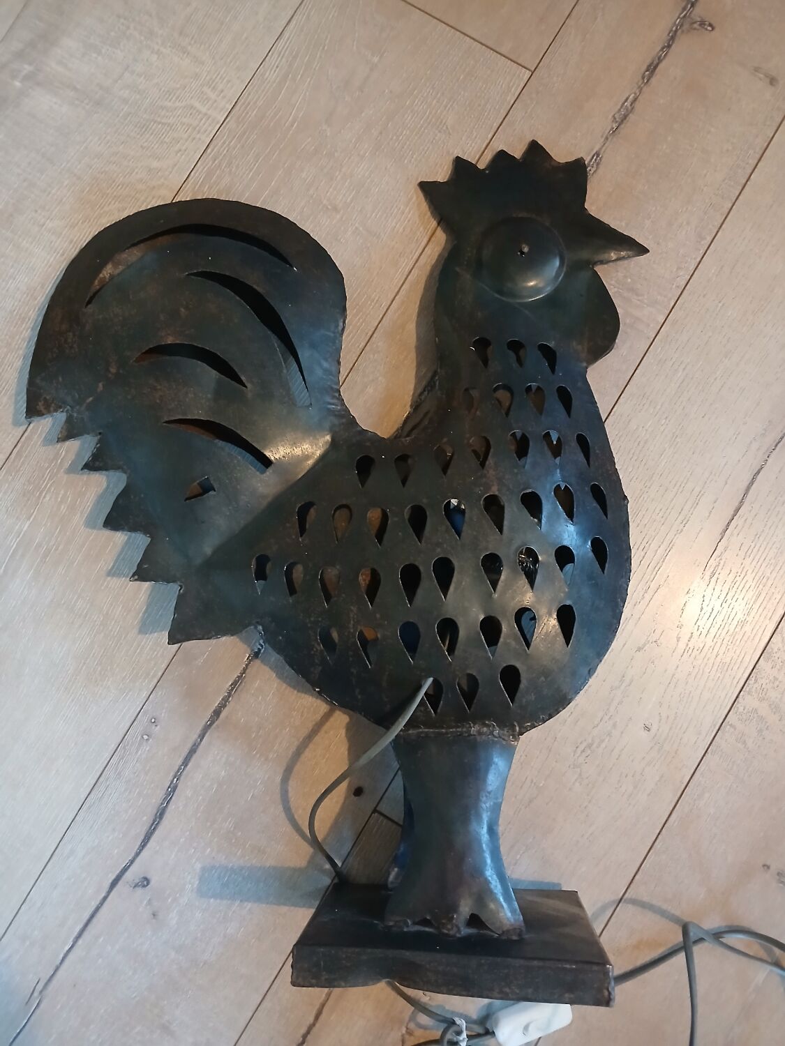 Wrought iron table lamp/rooster