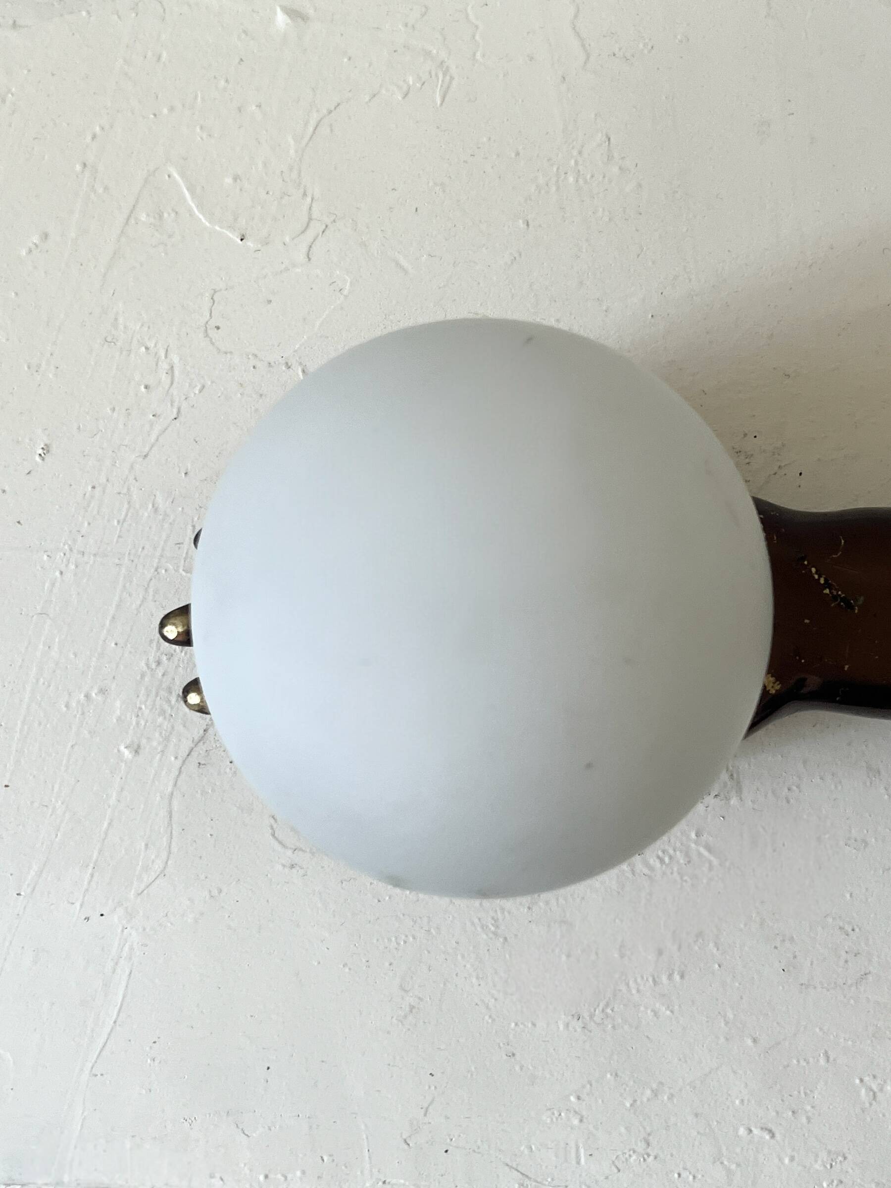 Vintage table lamp hand-crafted in bronze with an opaline globe, Maison Arlus 1970.