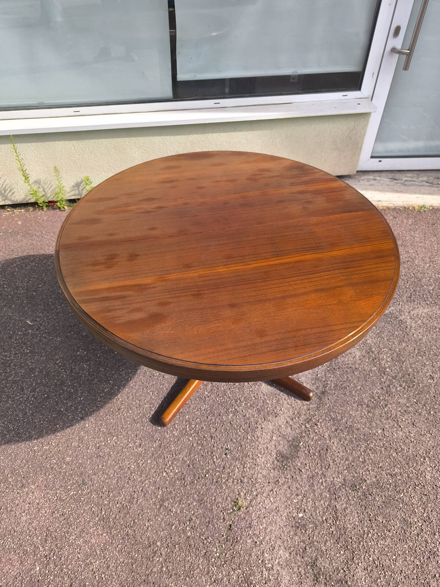 Extendable round table for 4 to 6 people, wood.