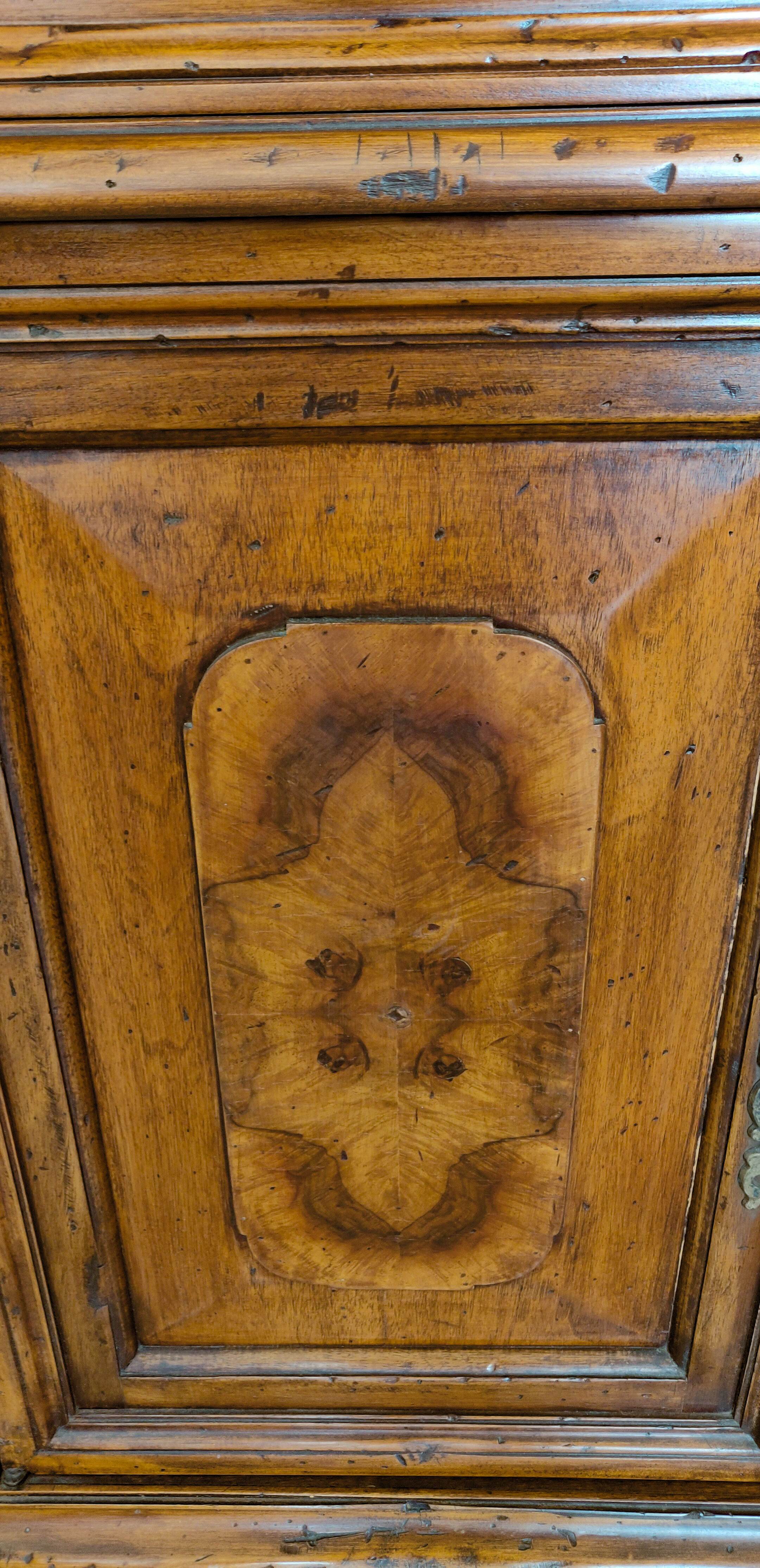 2-door walnut buffet Tonges