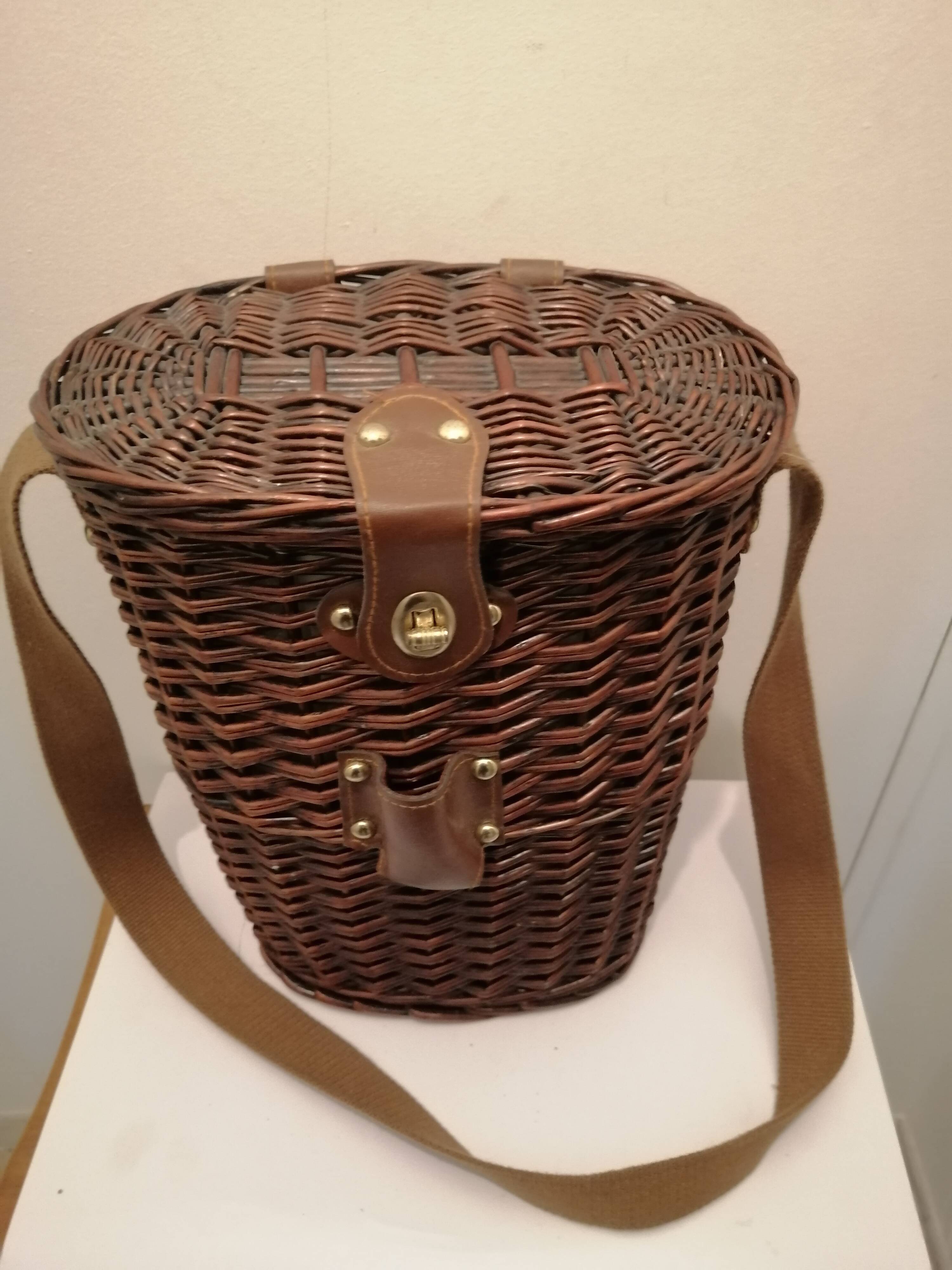 Wicker wine bottle holder basket