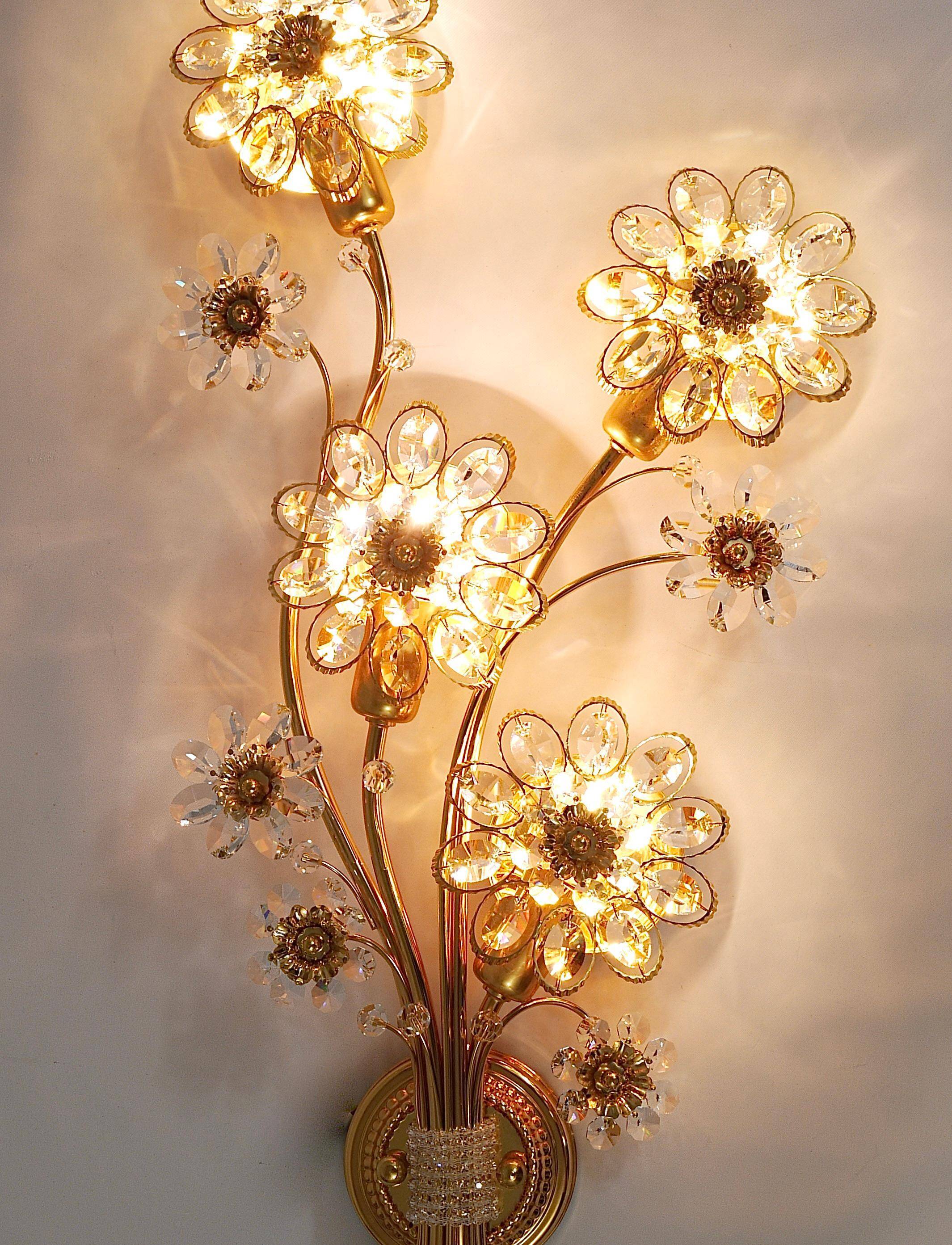 Large wall lamp in gilded brass, Palwa flowers by Ernst Palme, 1970s.