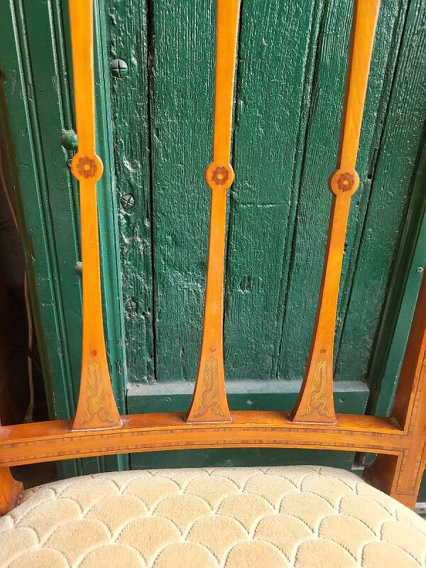 Serie de 4 chaises directoire en marqueterie et merisier
