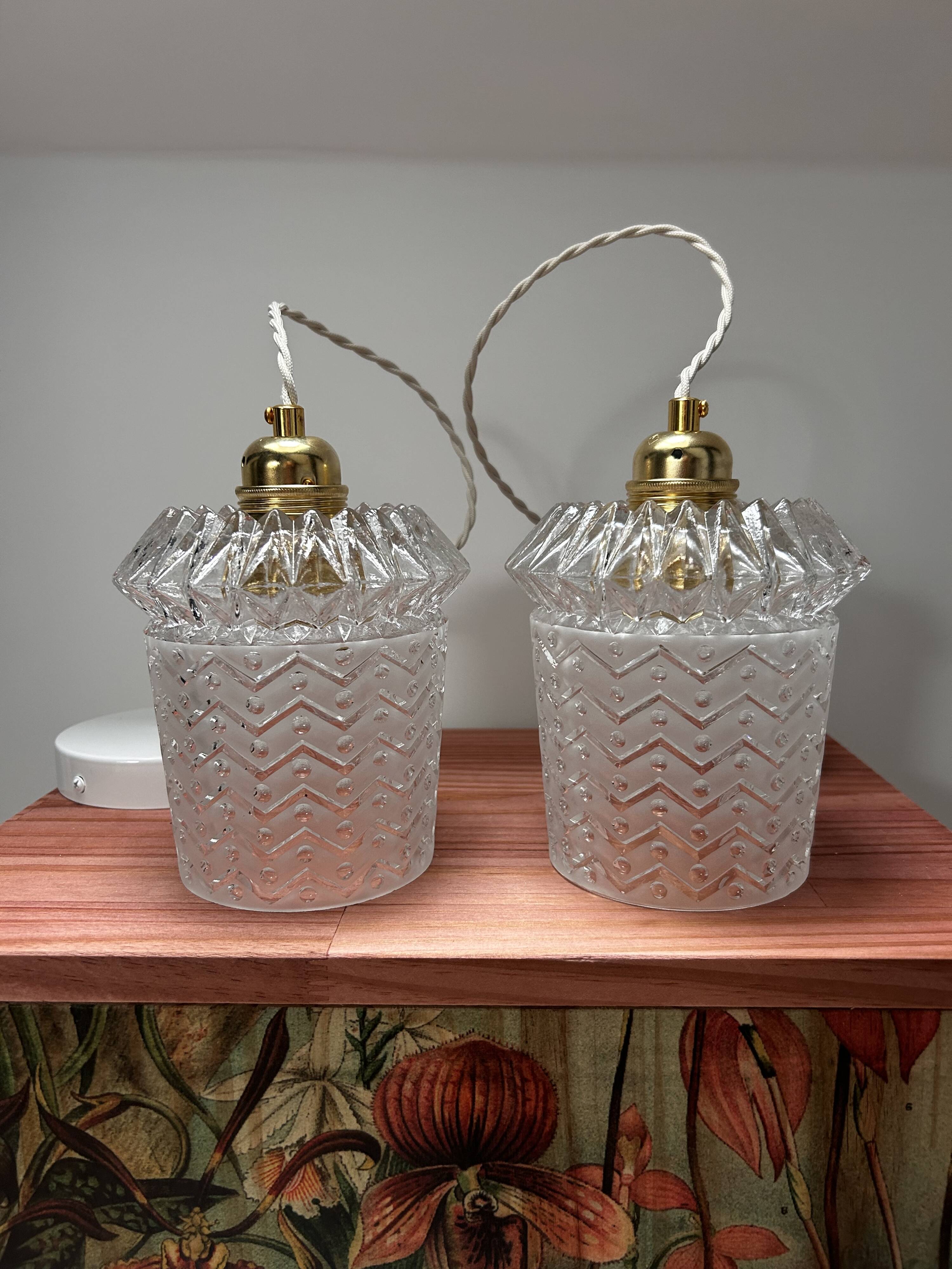 Paire de suspensions vintage en verre ciselé