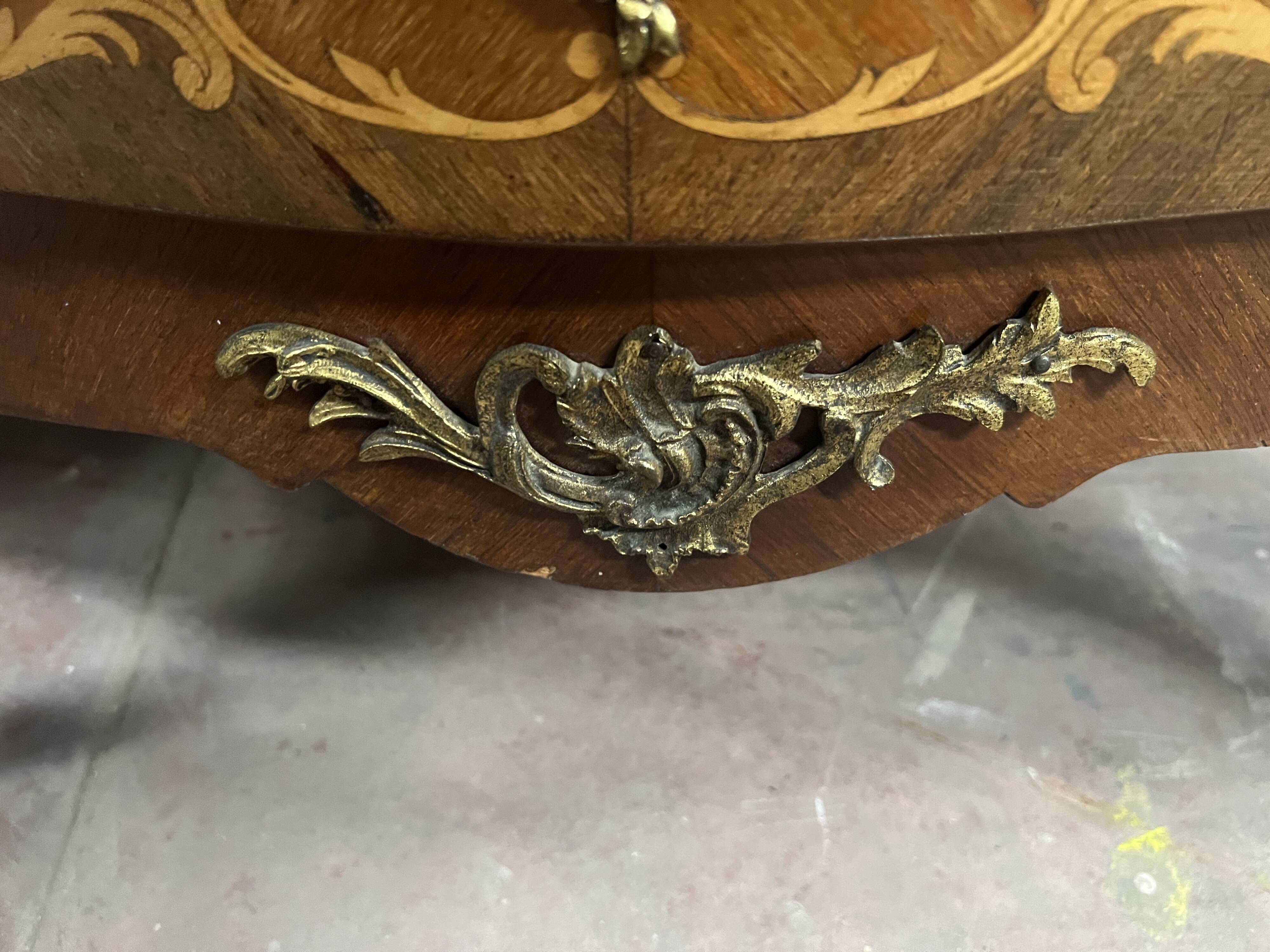 Commode de style Louis XV marquetées toutes faces XX siècle