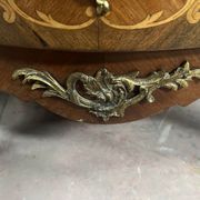Commode de style Louis XV marquetées toutes faces XX siècle