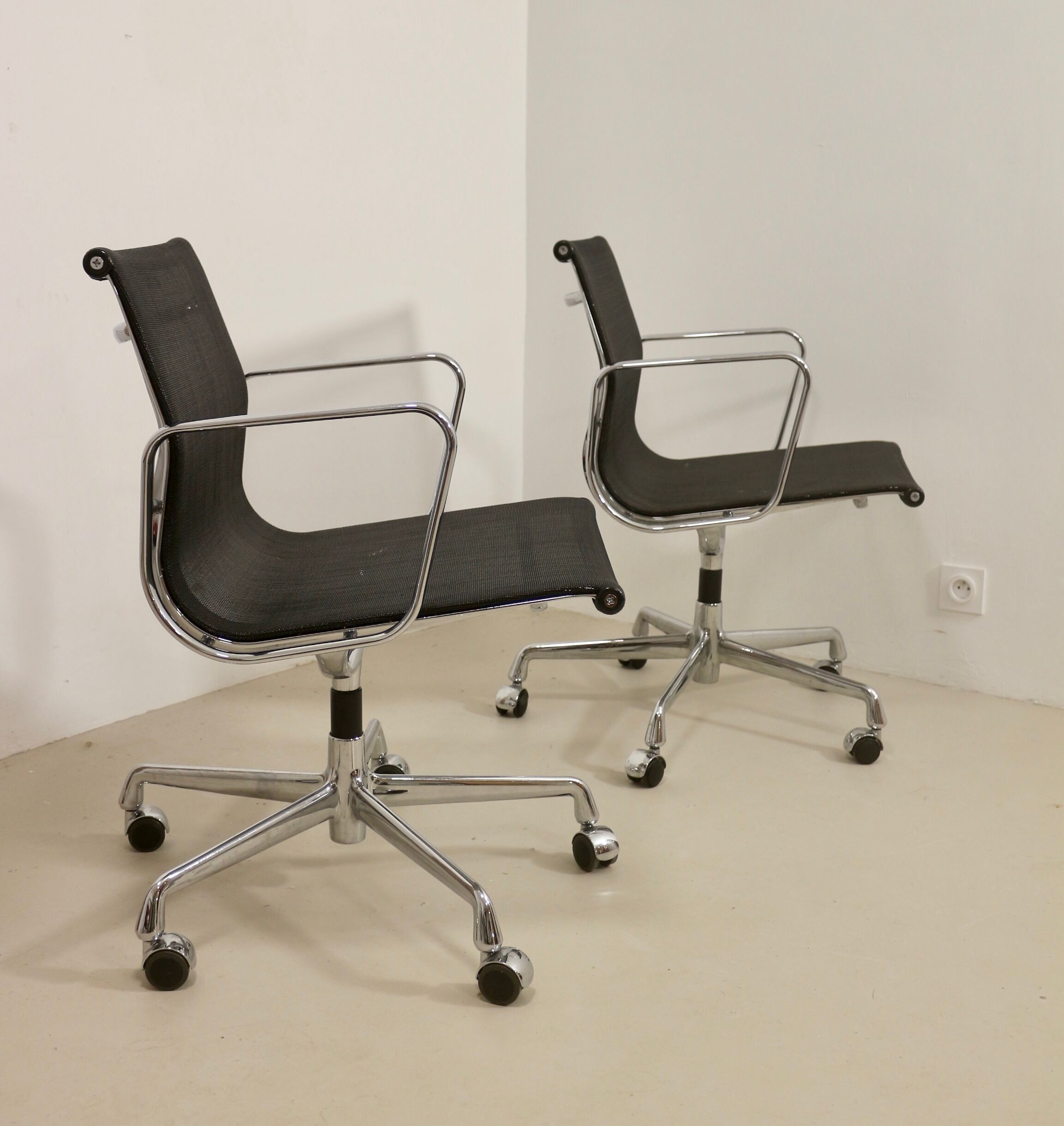 Lot de 2 fauteuils modèle EA 117 de Charles et Ray Eames par Vitra