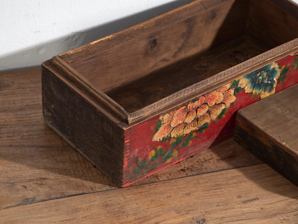 Antique red box with floral patterns (circa 1900) #34