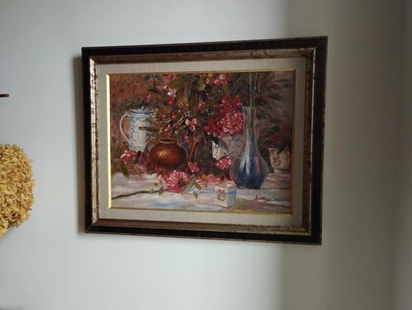Nature morte aux fleurs roses et aux pots bleus.