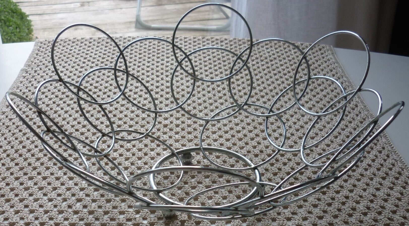 Fruit cut basket made of metal wire, ball feet