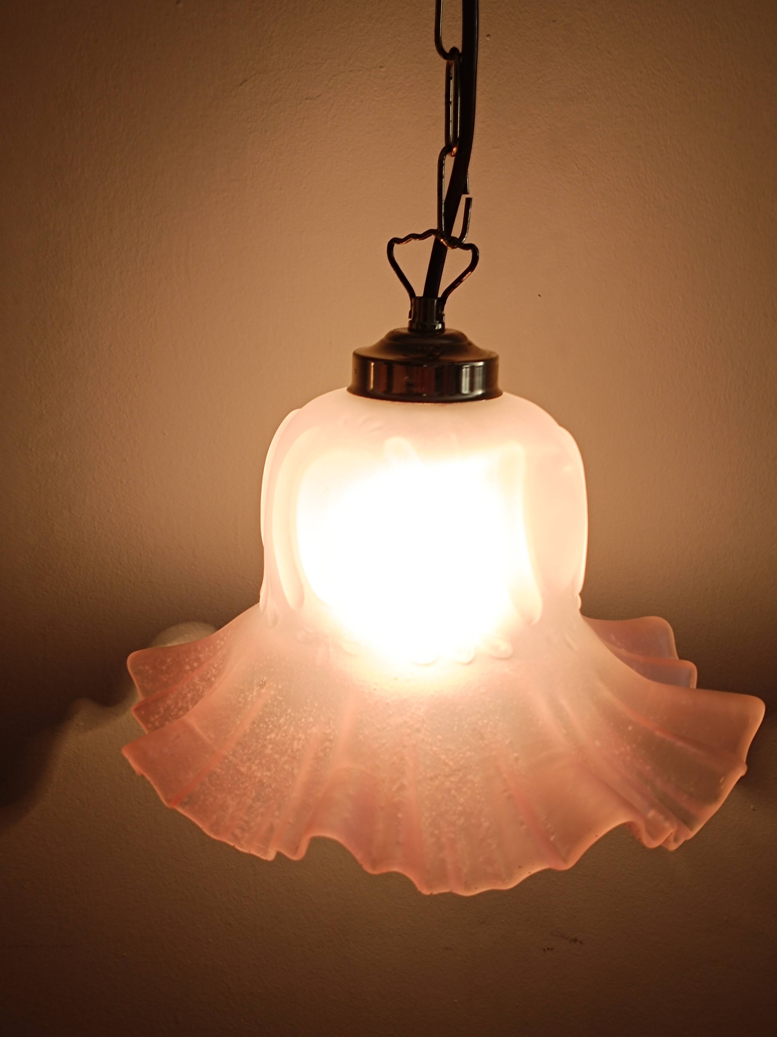 Tulip-shaped pendant light in white and pink glass