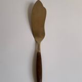 Brass pie server