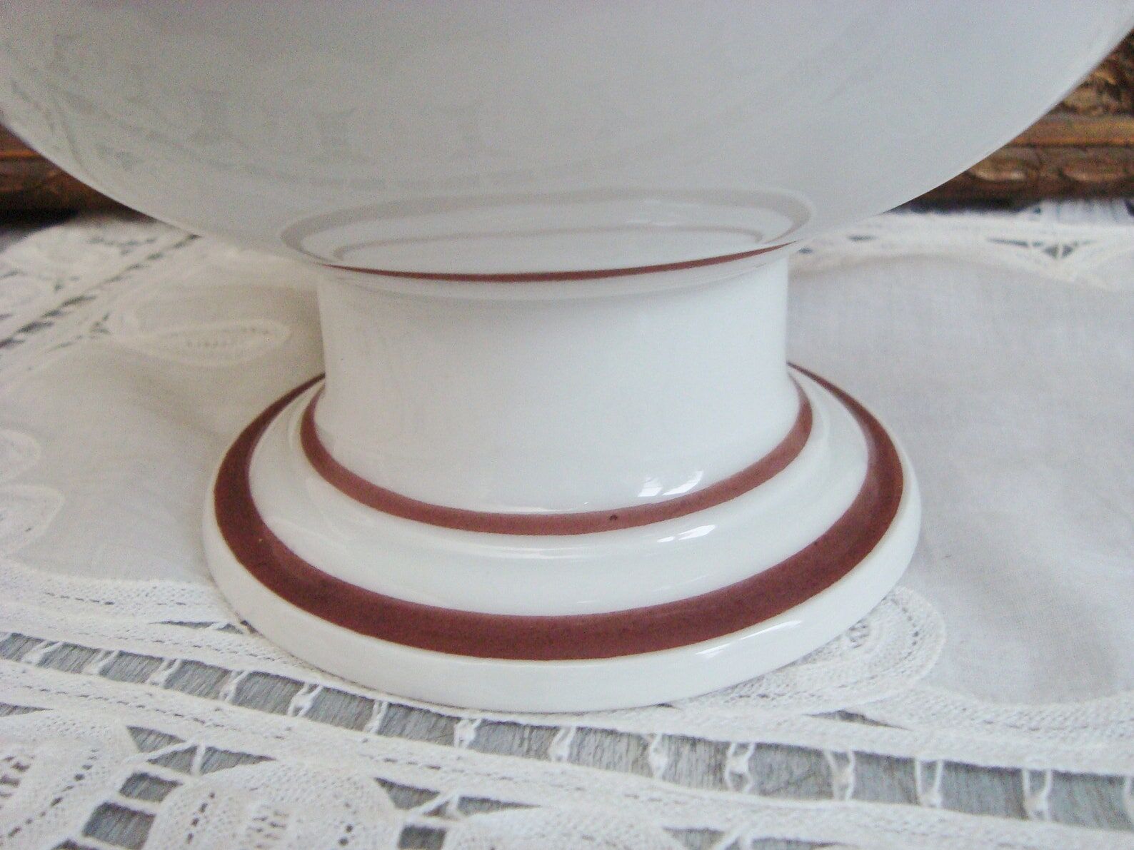 Porcelain standing fruit cup