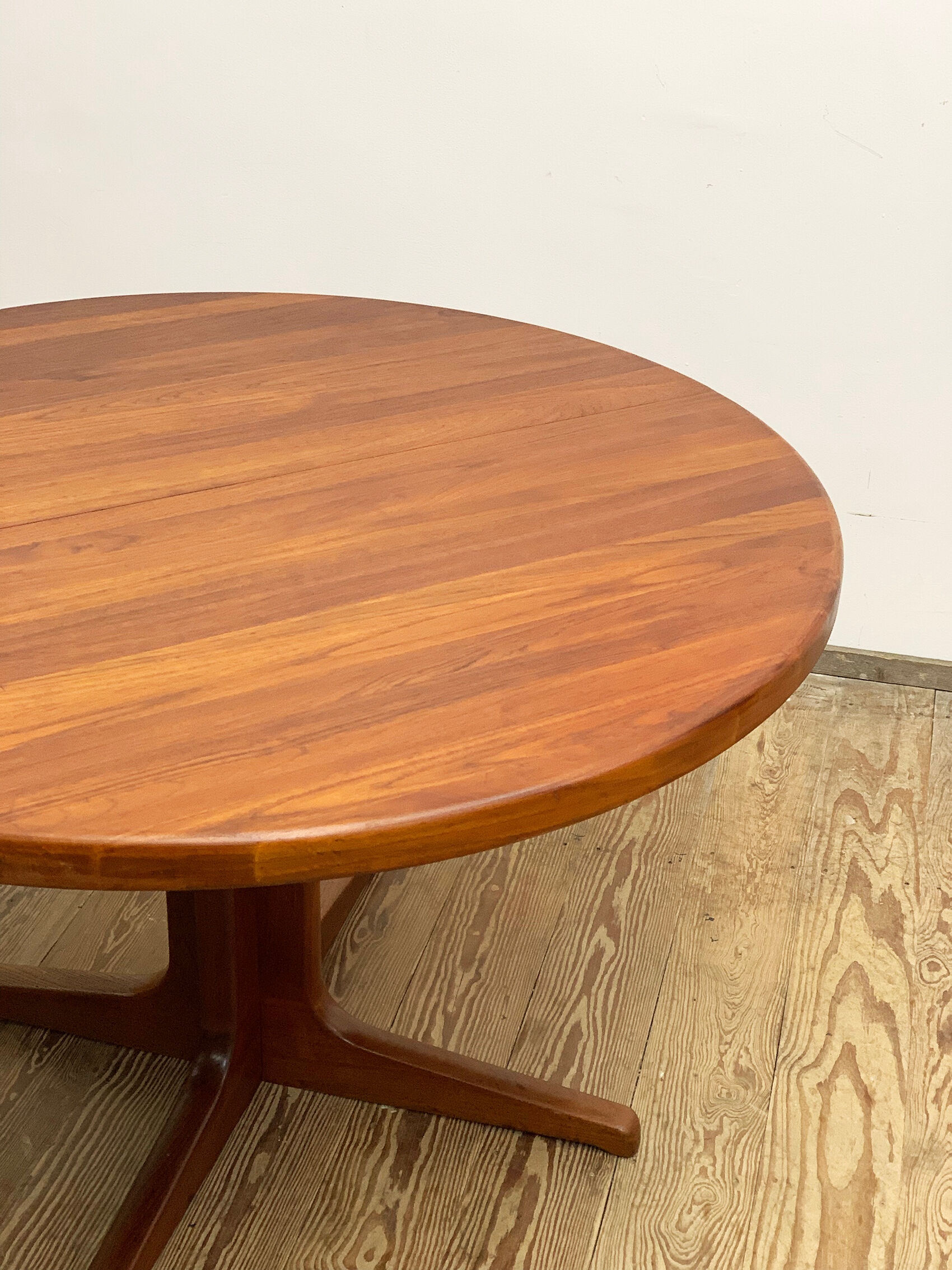 Round Mid Century Dining Table made out of massice teak wood, Denmark, 1970s
