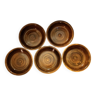 Ensemble de cinq assiettes marron caramel creuses. Paimpol