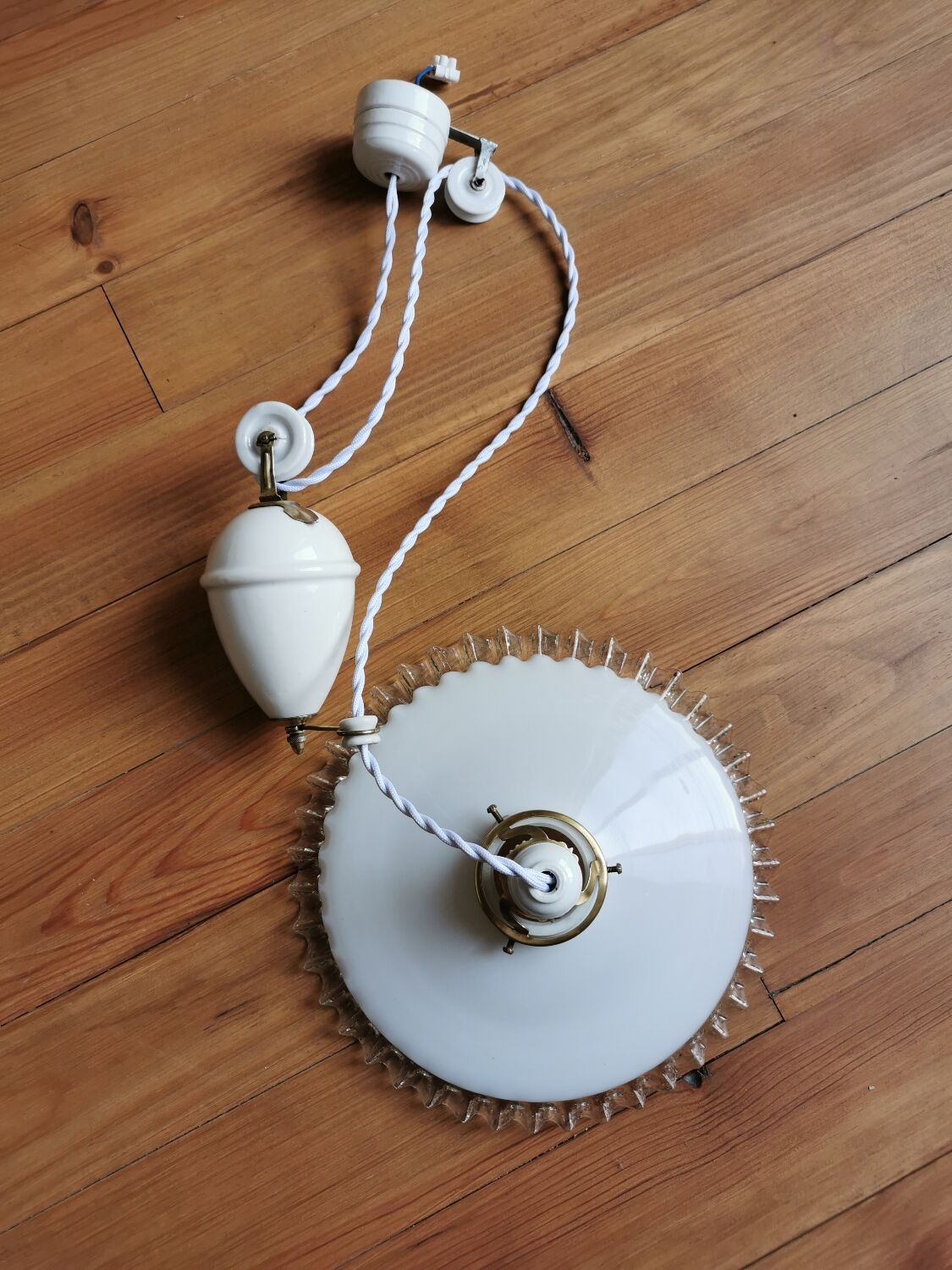 Opaline suspension with up and down