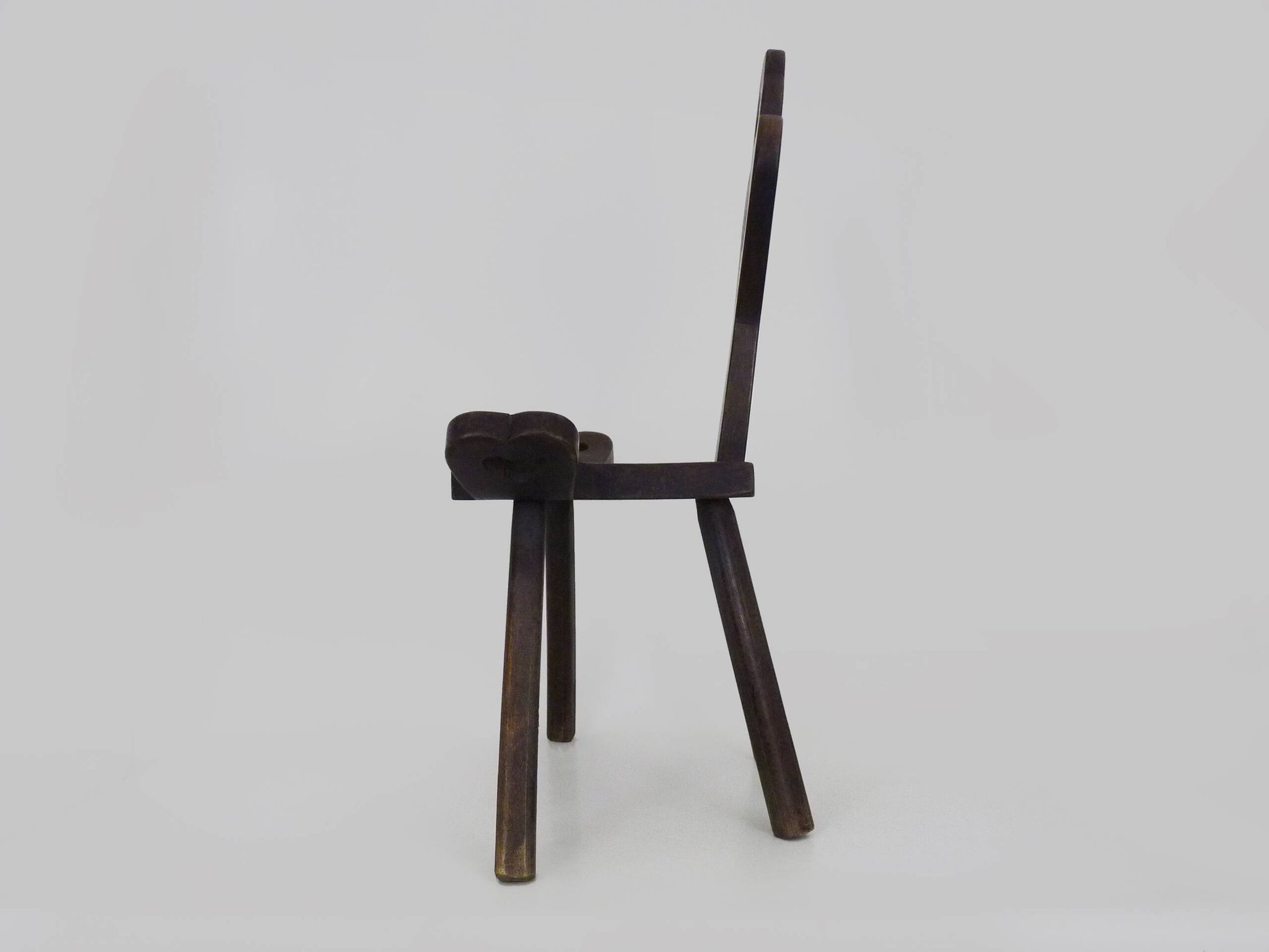 Brutalist tripod chair in raw wood. Solid wood chair. 1960s.