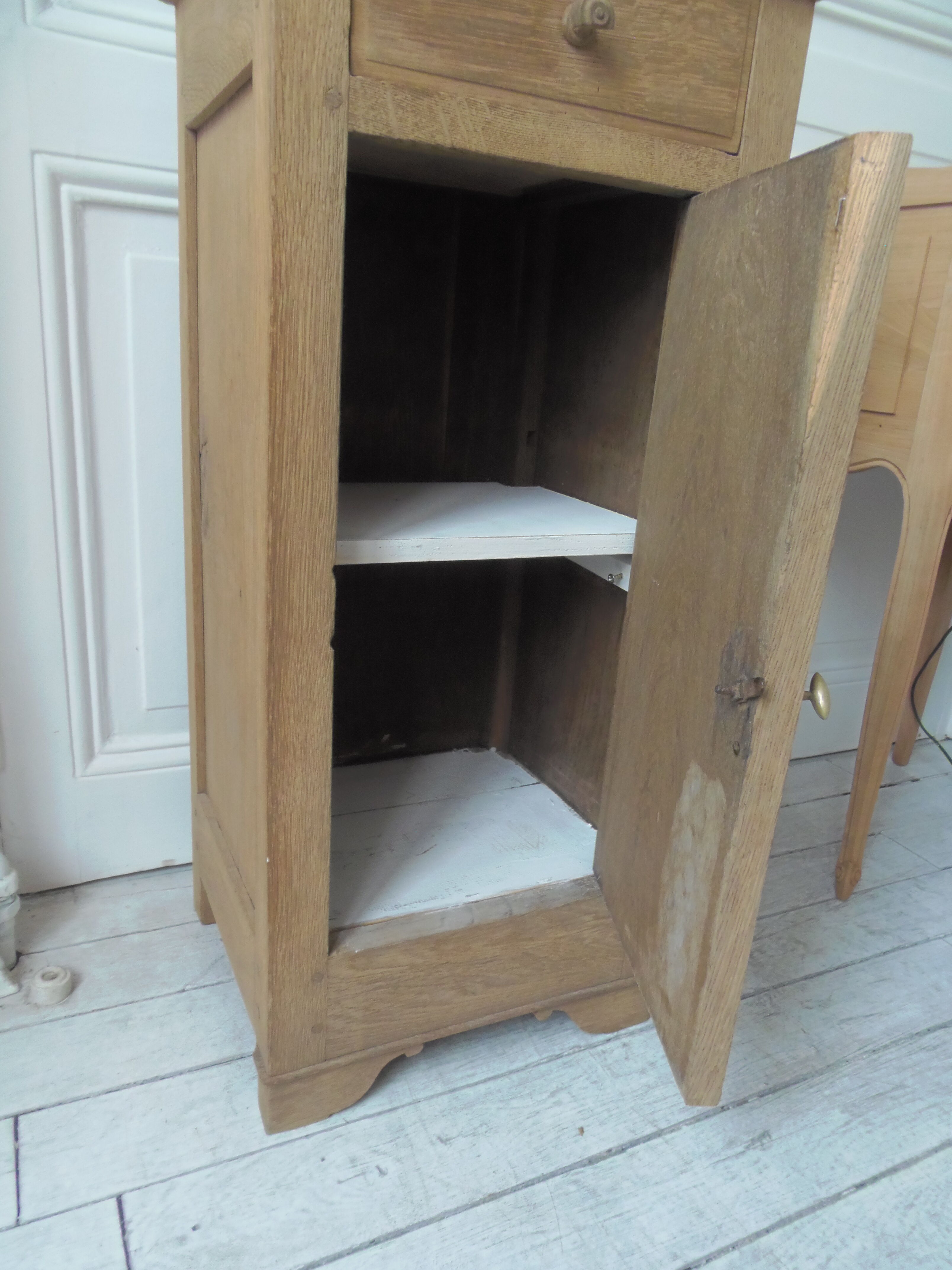 Antique bedside table in solid oak, 1 drawer, 1 door.