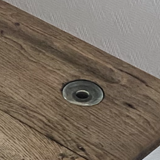 Bureau d’écolier en bois avec encrier
