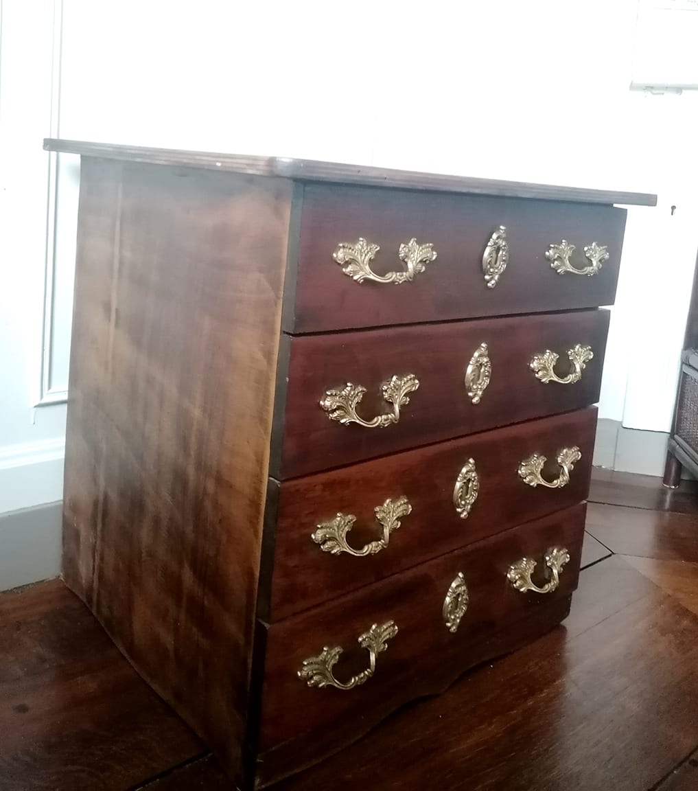 English-style chest of drawers