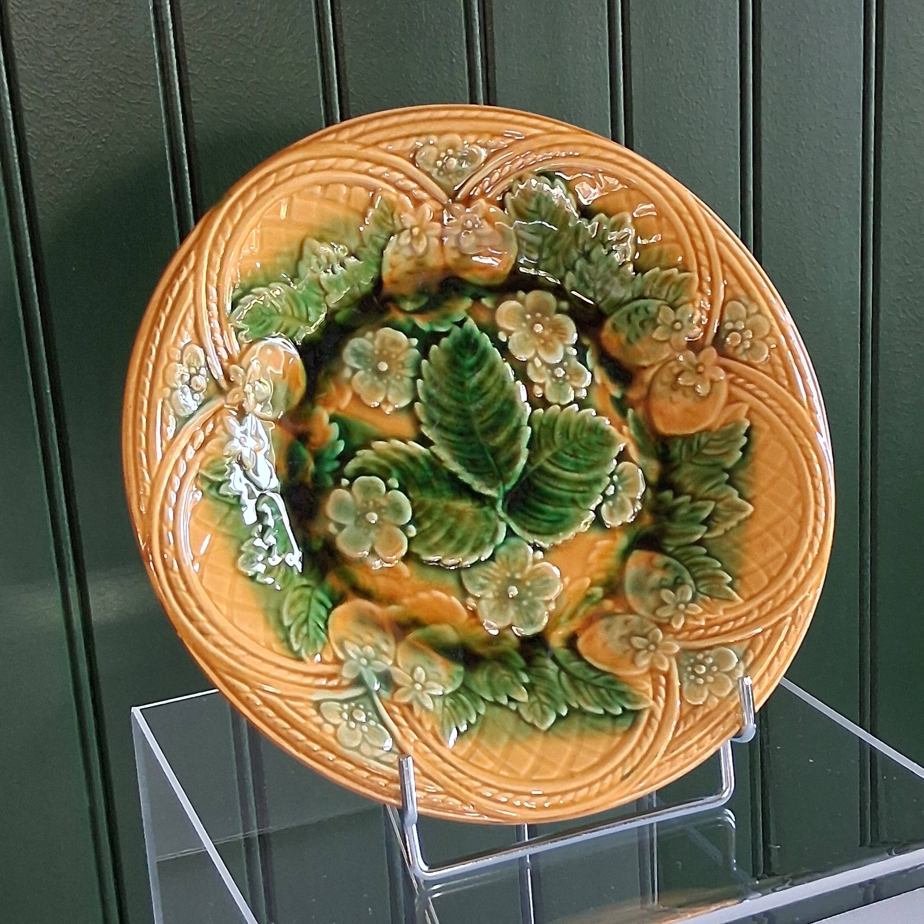 Dish / Plate in earthenware in very good condition