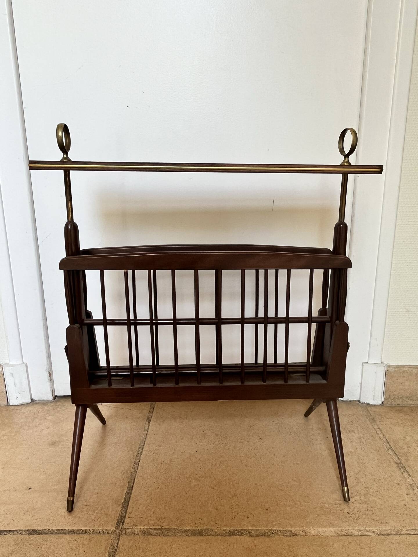 Folding magazine rack with shelf