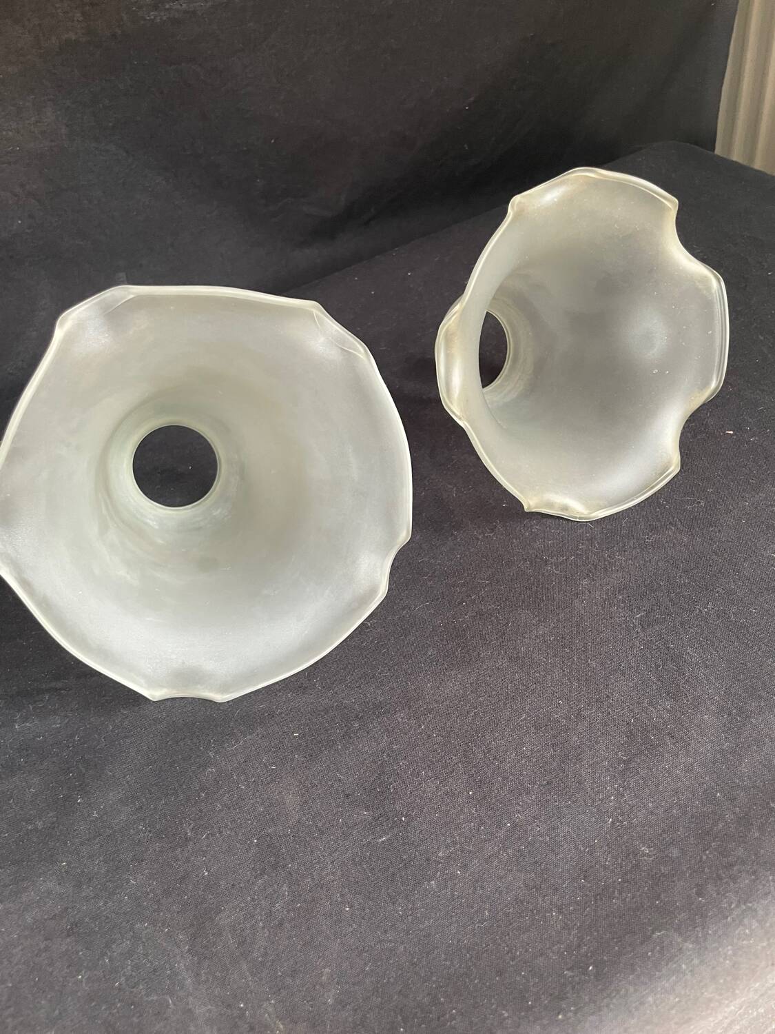 2 abat-jours tulipes anciens en verre dépoli