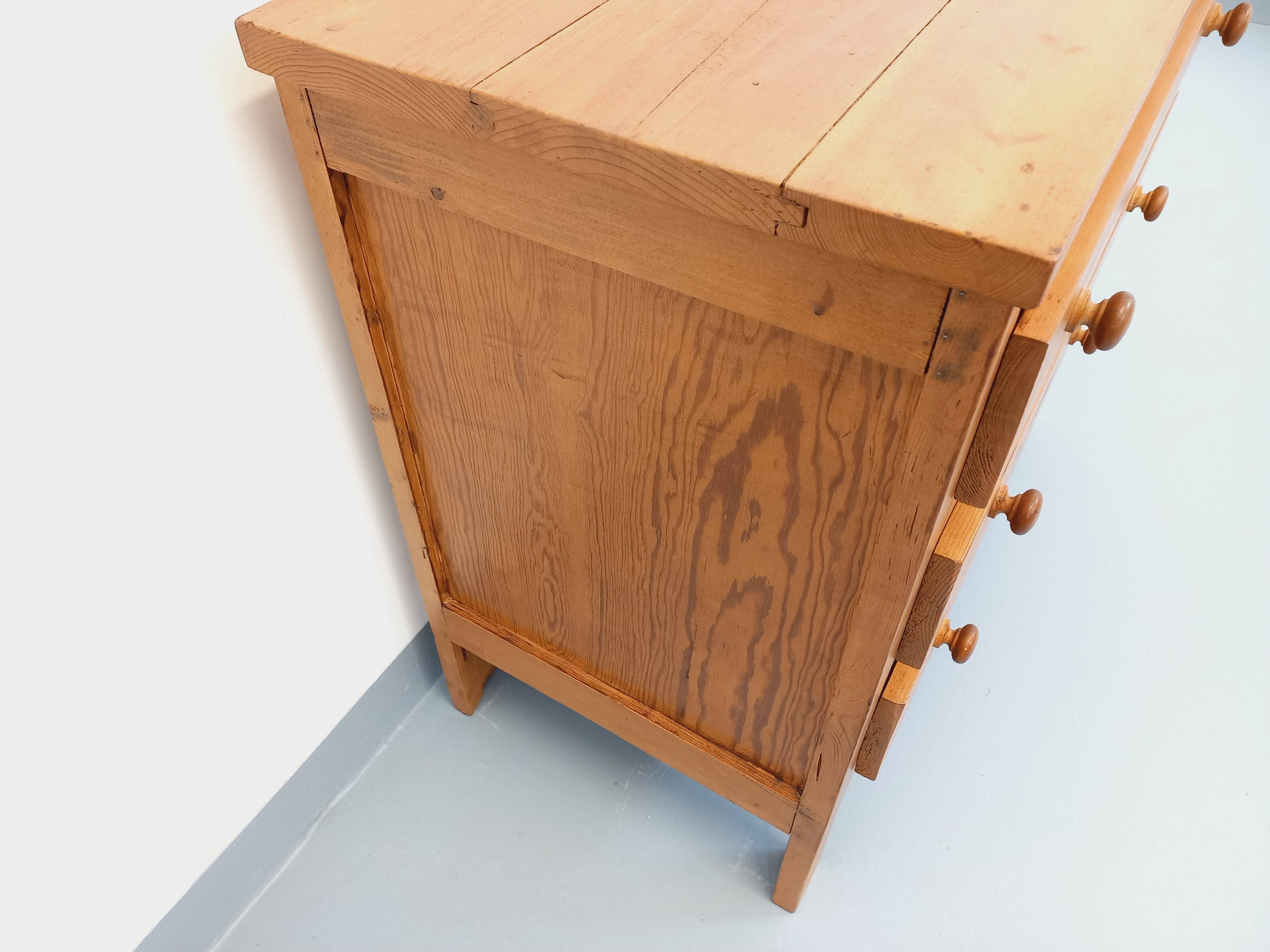 Vintage pine chest of drawers from the 70s and 80s.