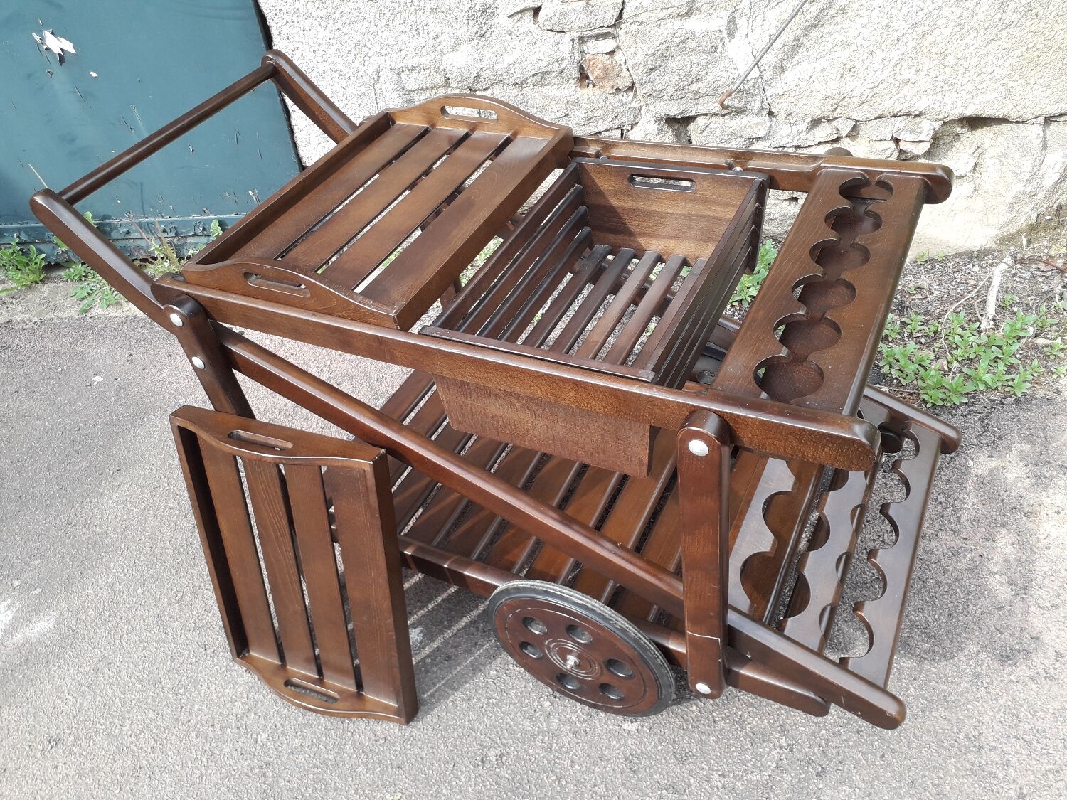 Serving table