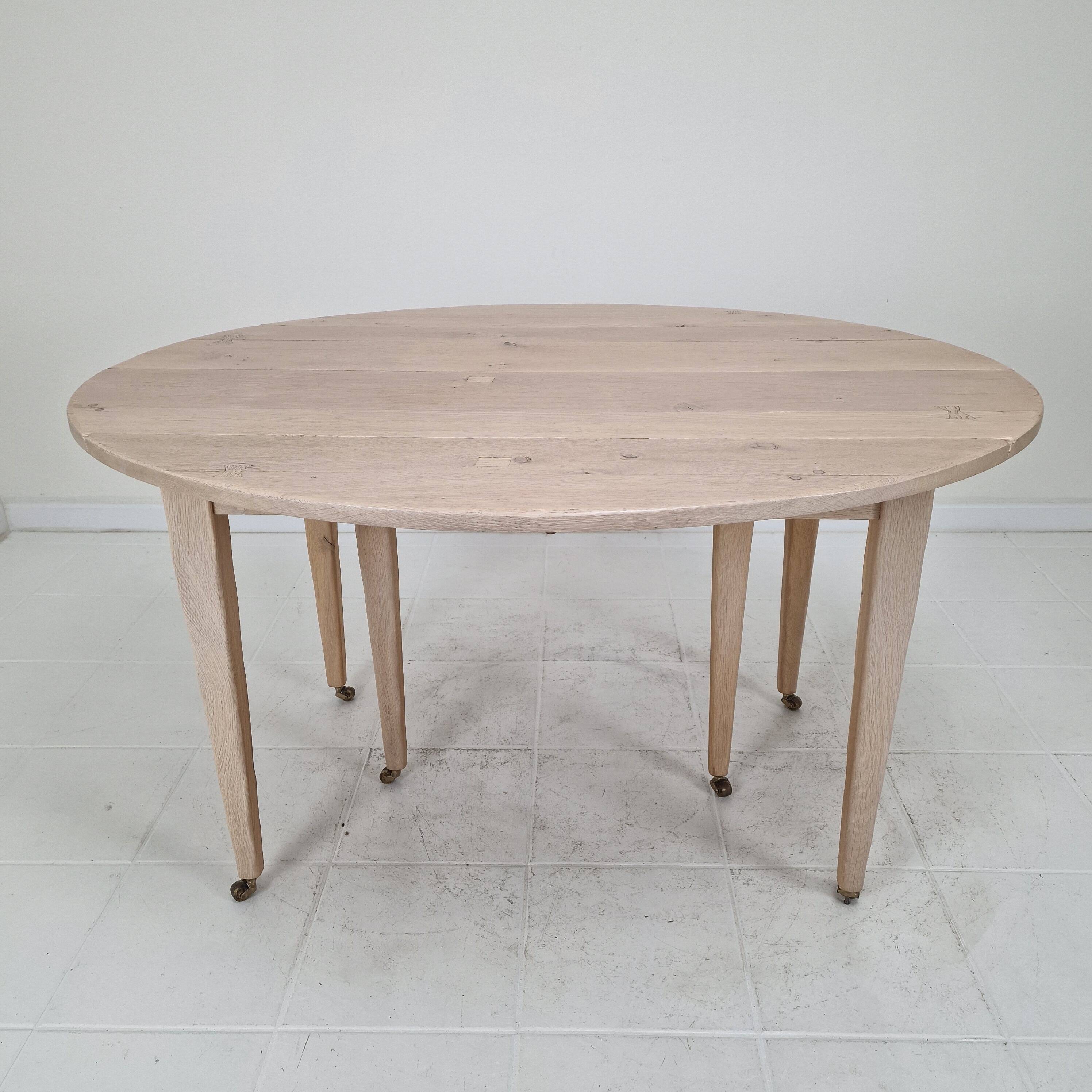 Extendable Solid Oak Dining Table with 2 Leaves