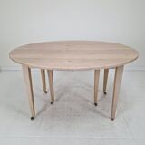 Extendable Solid Oak Dining Table with 2 Leaves