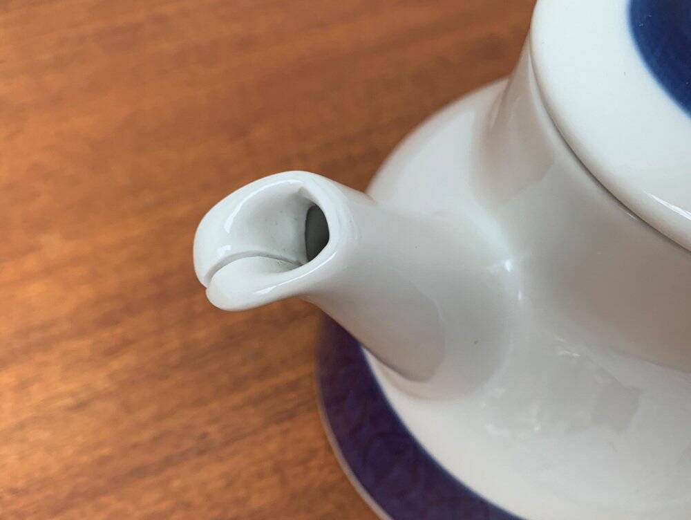 Coffee pot from the Koka Bleu series, Blau, Bla Swedish mid-century by Hertha Bengtson for Rörstrand, 1950s.