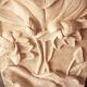 Relief avec des fleurs. Bas-relief avec fleurs. Relief avec des fleurs. Fleurs en relief.