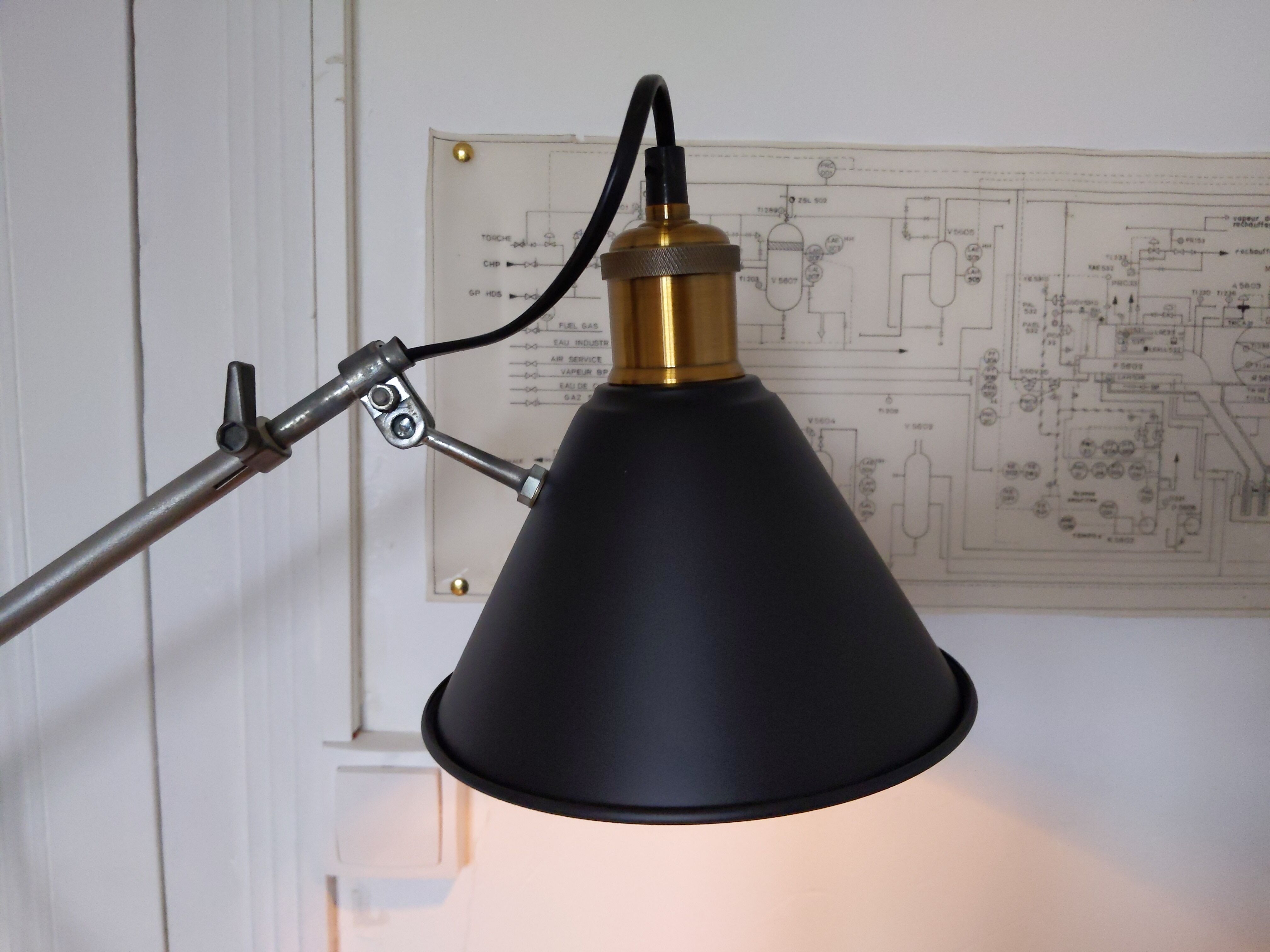 Articulated desk lamp clamp