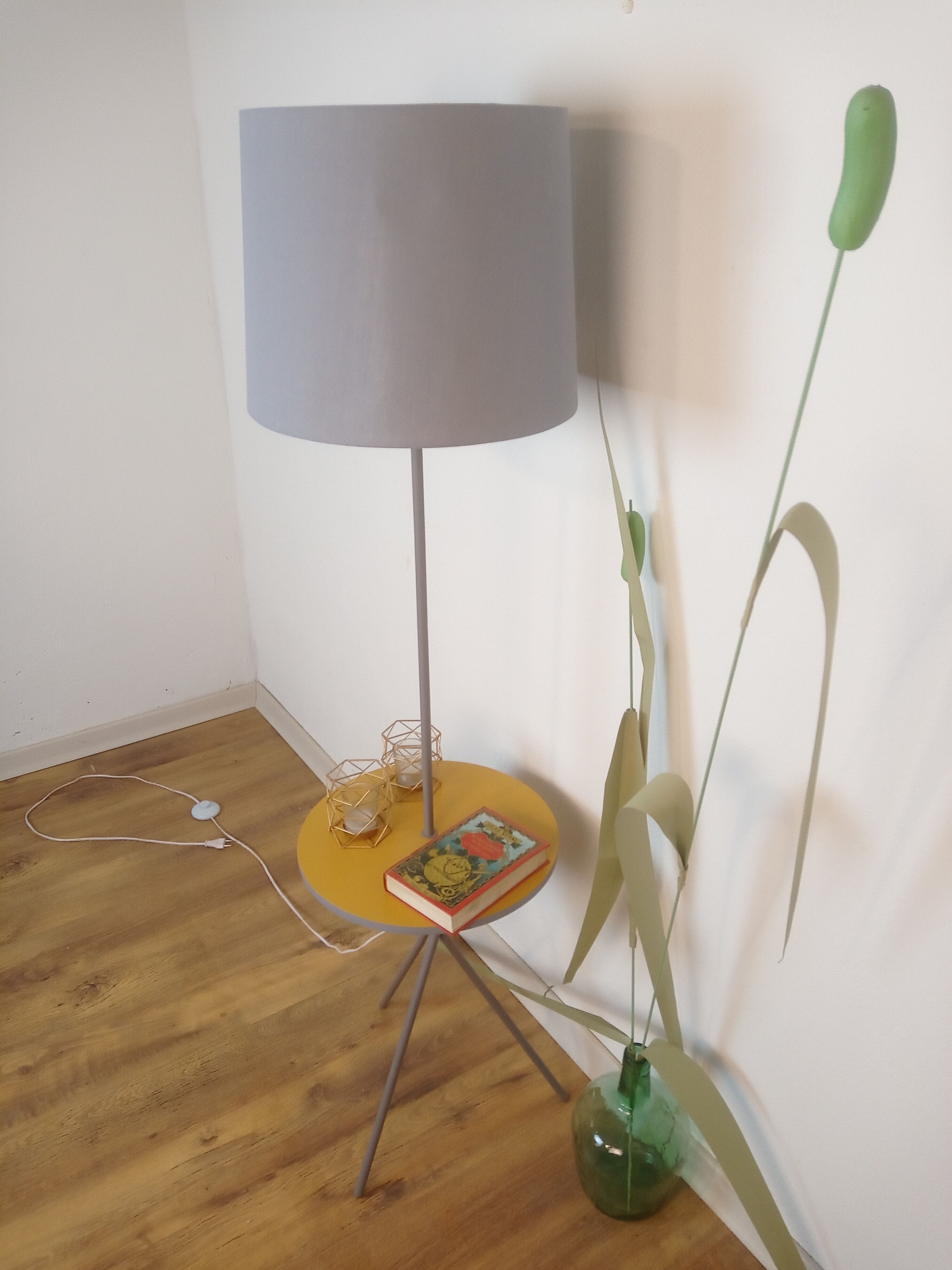 Vintage tripod lampfloor