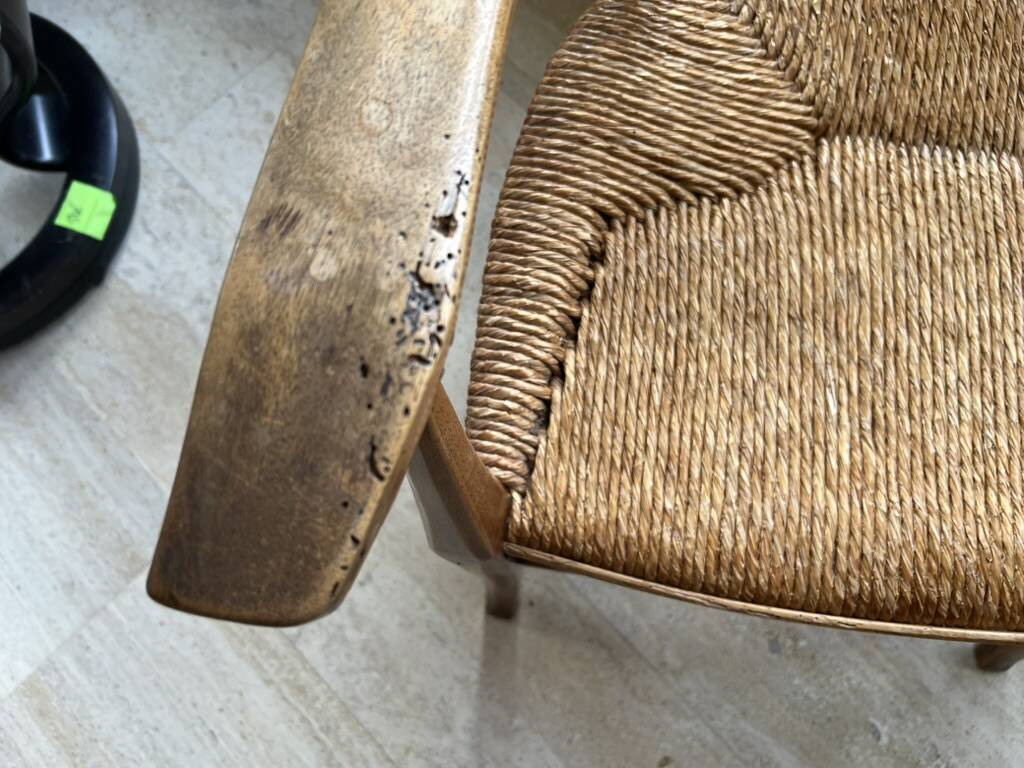 Fauteuil rustique en bois et paille