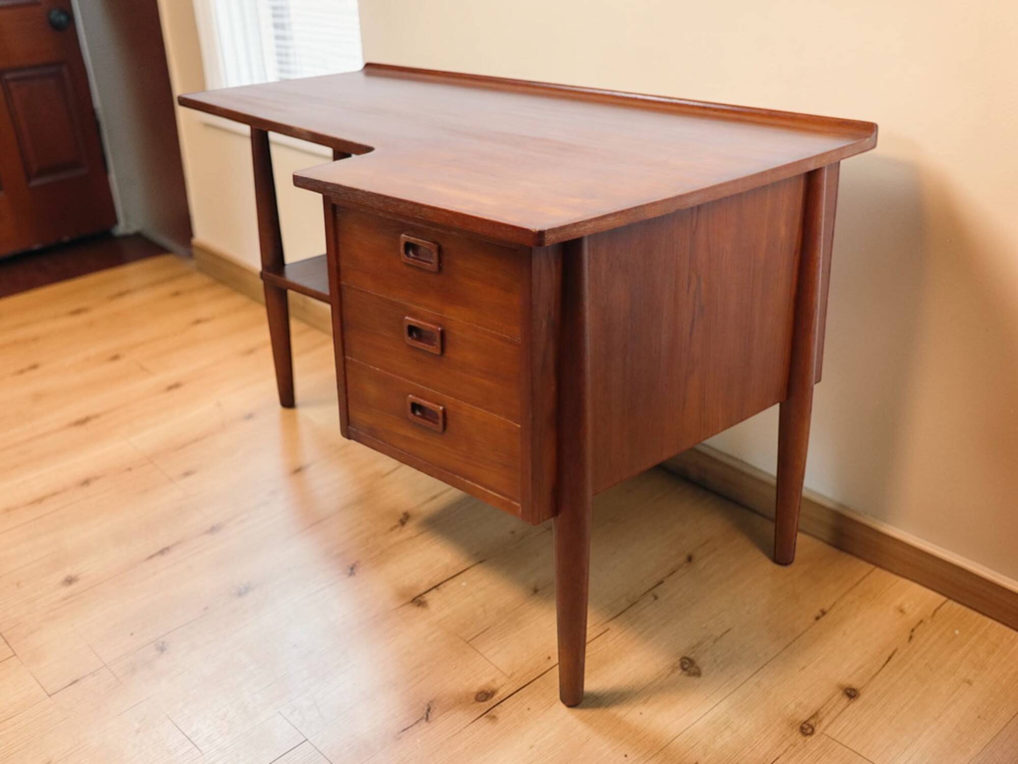 Scandinavian "boomerang" free-form desk in teak - 1960s