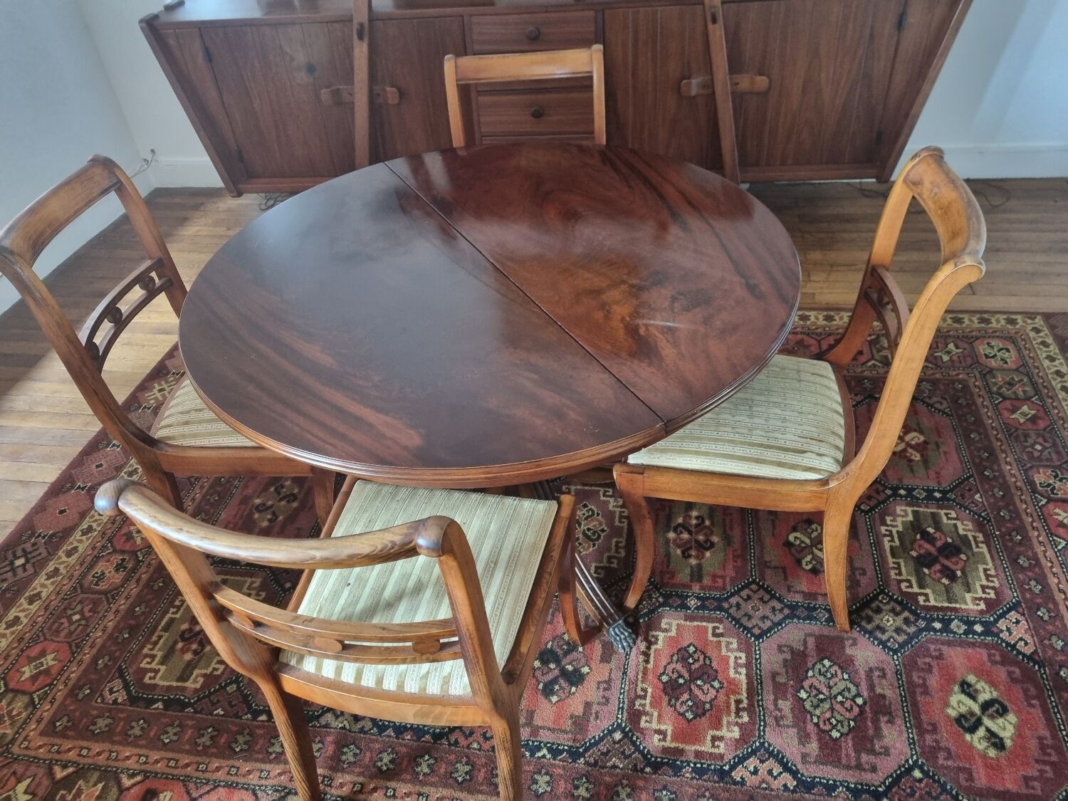 Dining room, round table and chairs