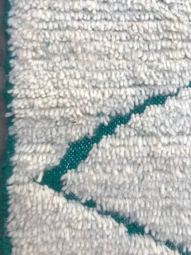 Béni ouarain rug with green and white diamonds with fringes on the side 143x240