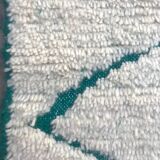 Tapis béni ouarain à losanges vert et blanc avec franges sur le côté 143x240